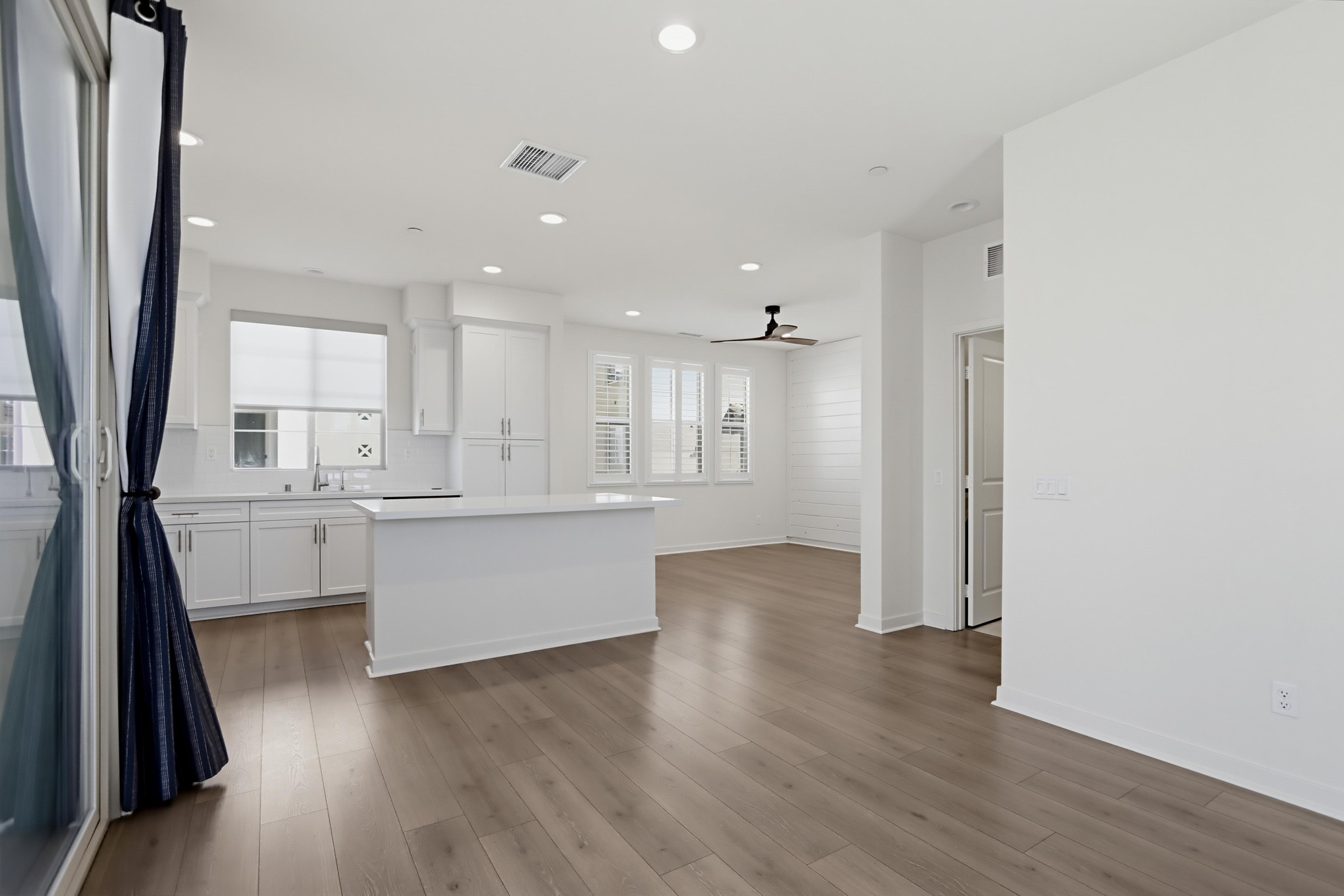 Virtual tour photo 10 of 47 for 401 Lake Shore Wy