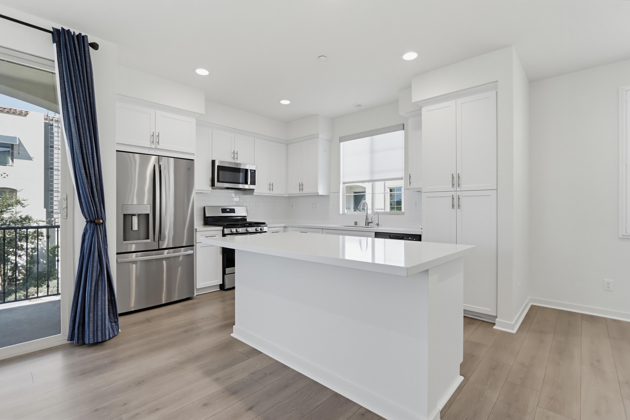 Virtual tour photo 11 of 47 for 401 Lake Shore Wy
