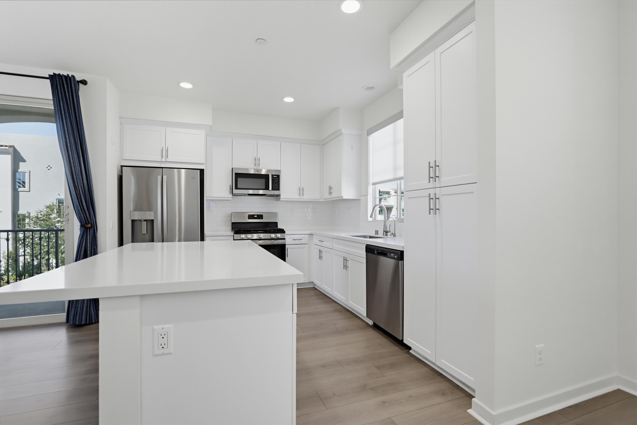 Virtual tour photo 12 of 47 for 401 Lake Shore Wy