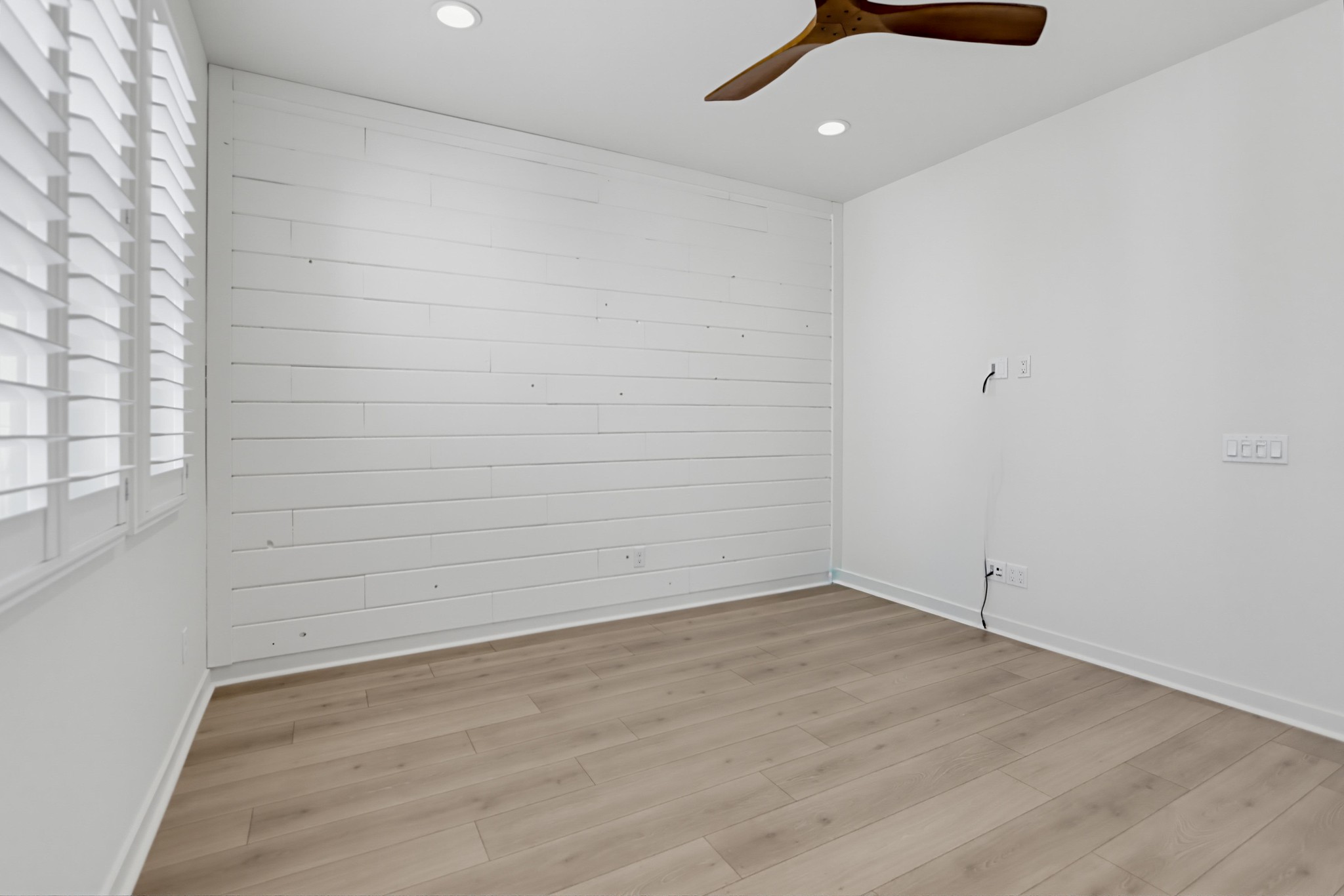 Virtual tour photo 18 of 47 for 401 Lake Shore Wy