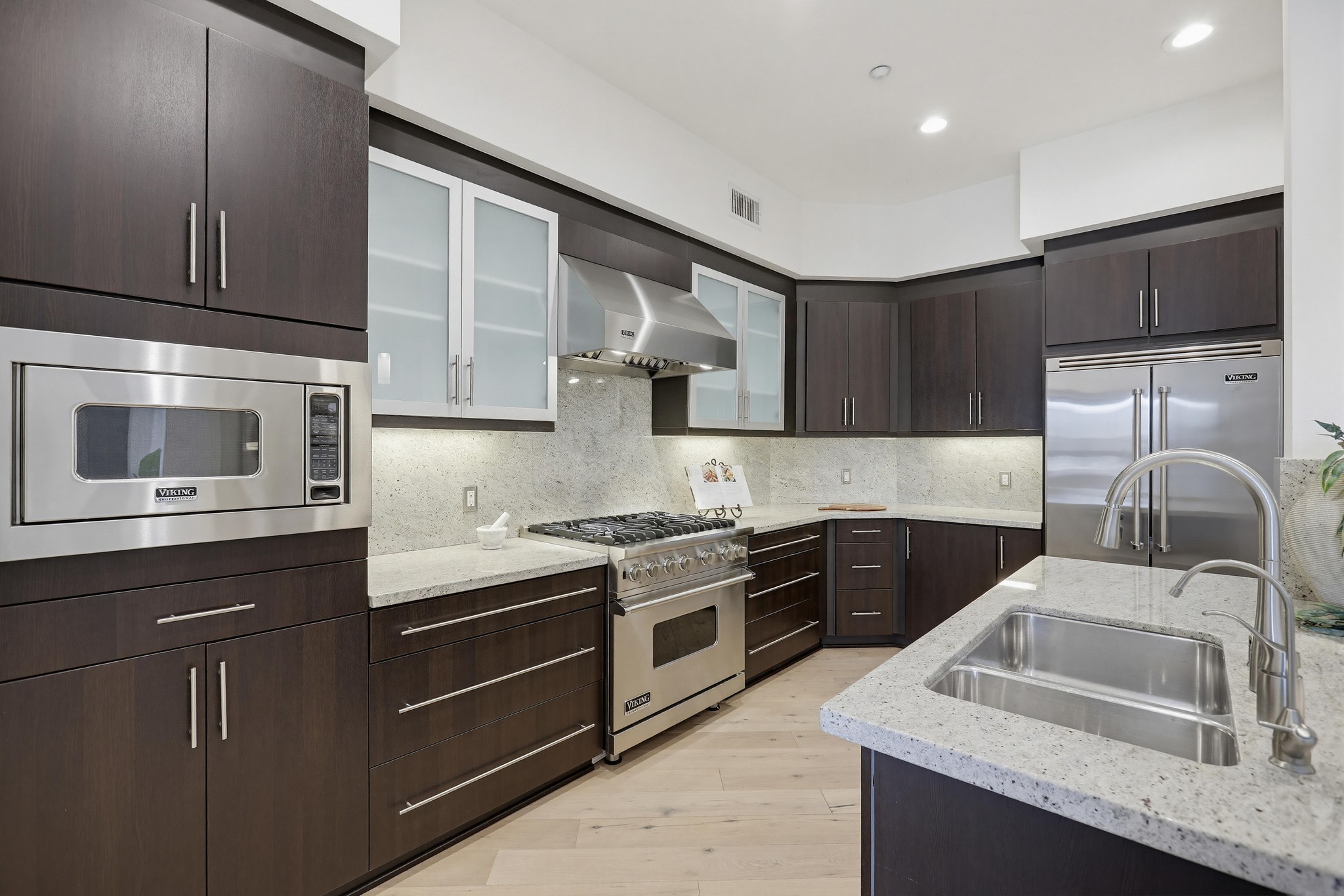 Virtual tour photo 10 of 68 for 402 Rockefeller UNIT 406