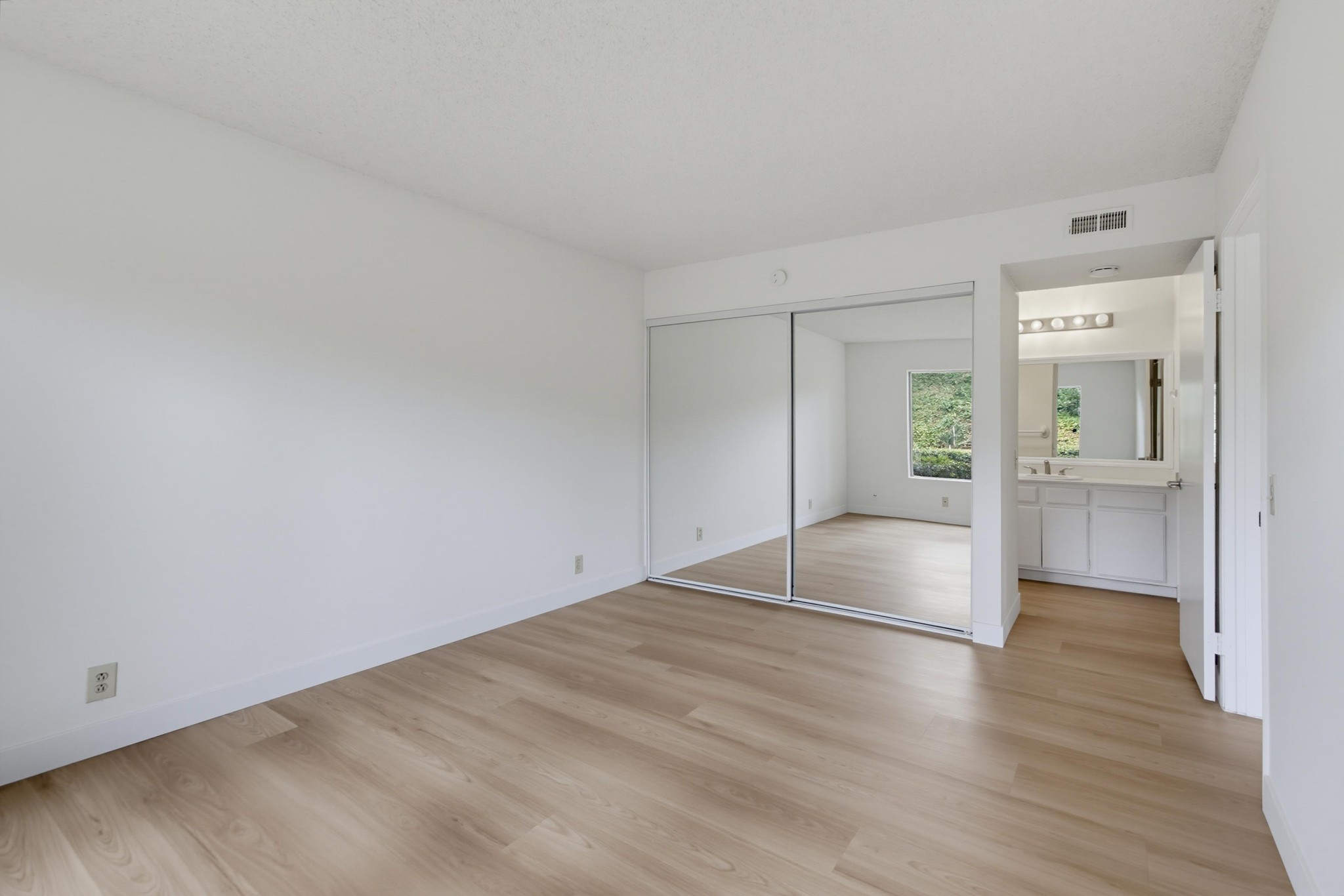 Virtual tour photo 19 of 35 for 4030 Porte La Paz Unit 90