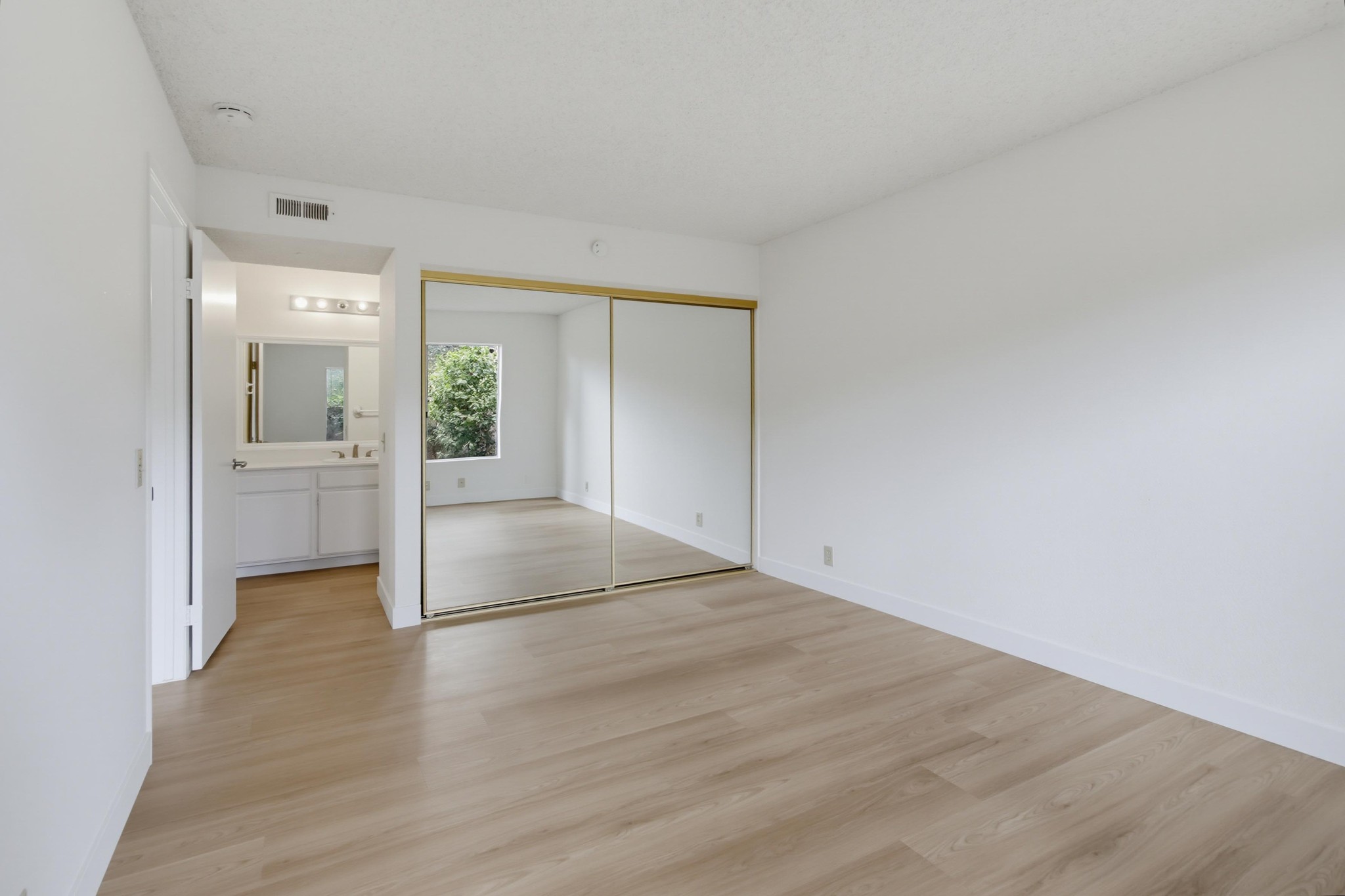 Virtual tour photo 25 of 35 for 4030 Porte La Paz Unit 90
