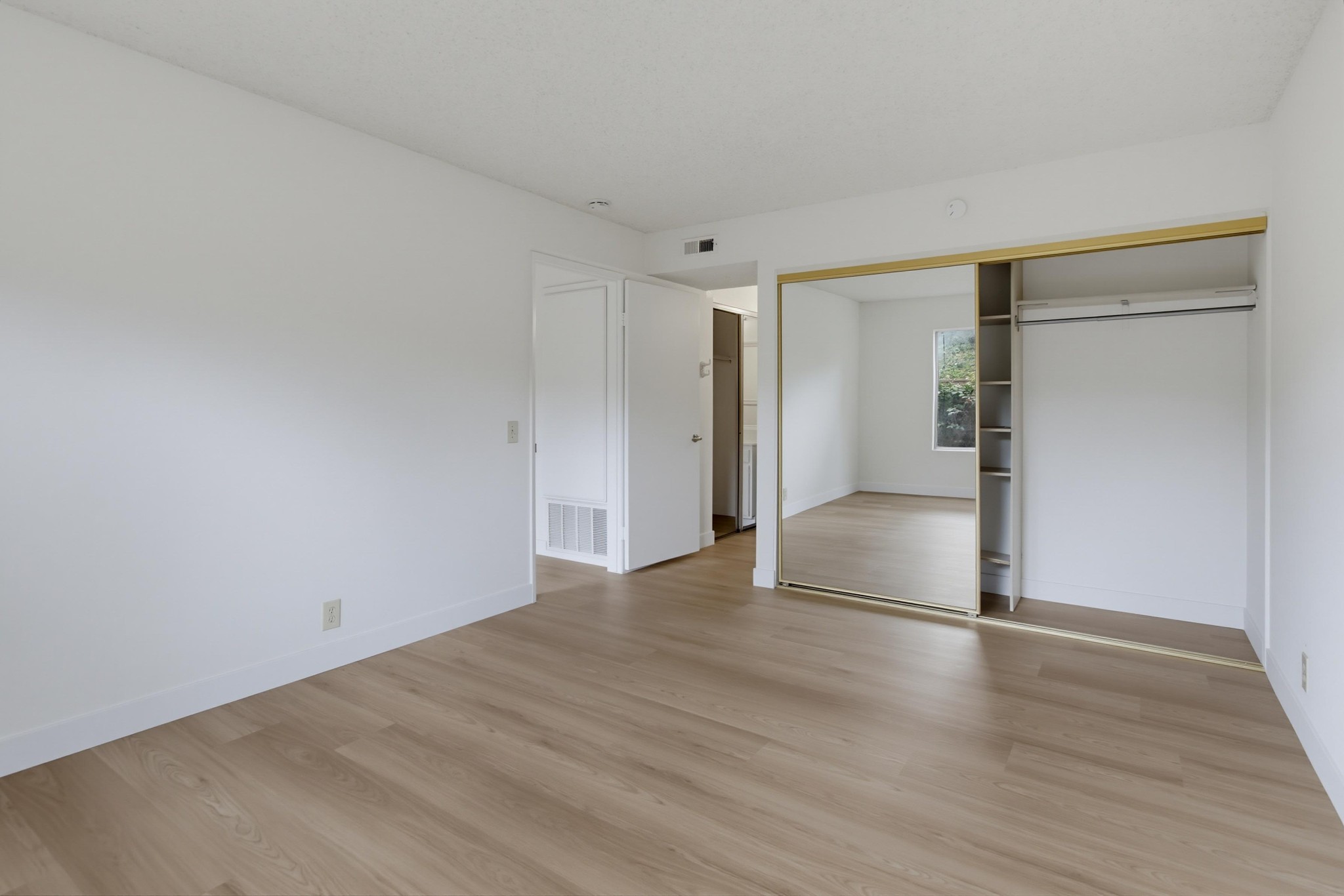 Virtual tour photo 26 of 35 for 4030 Porte La Paz Unit 90