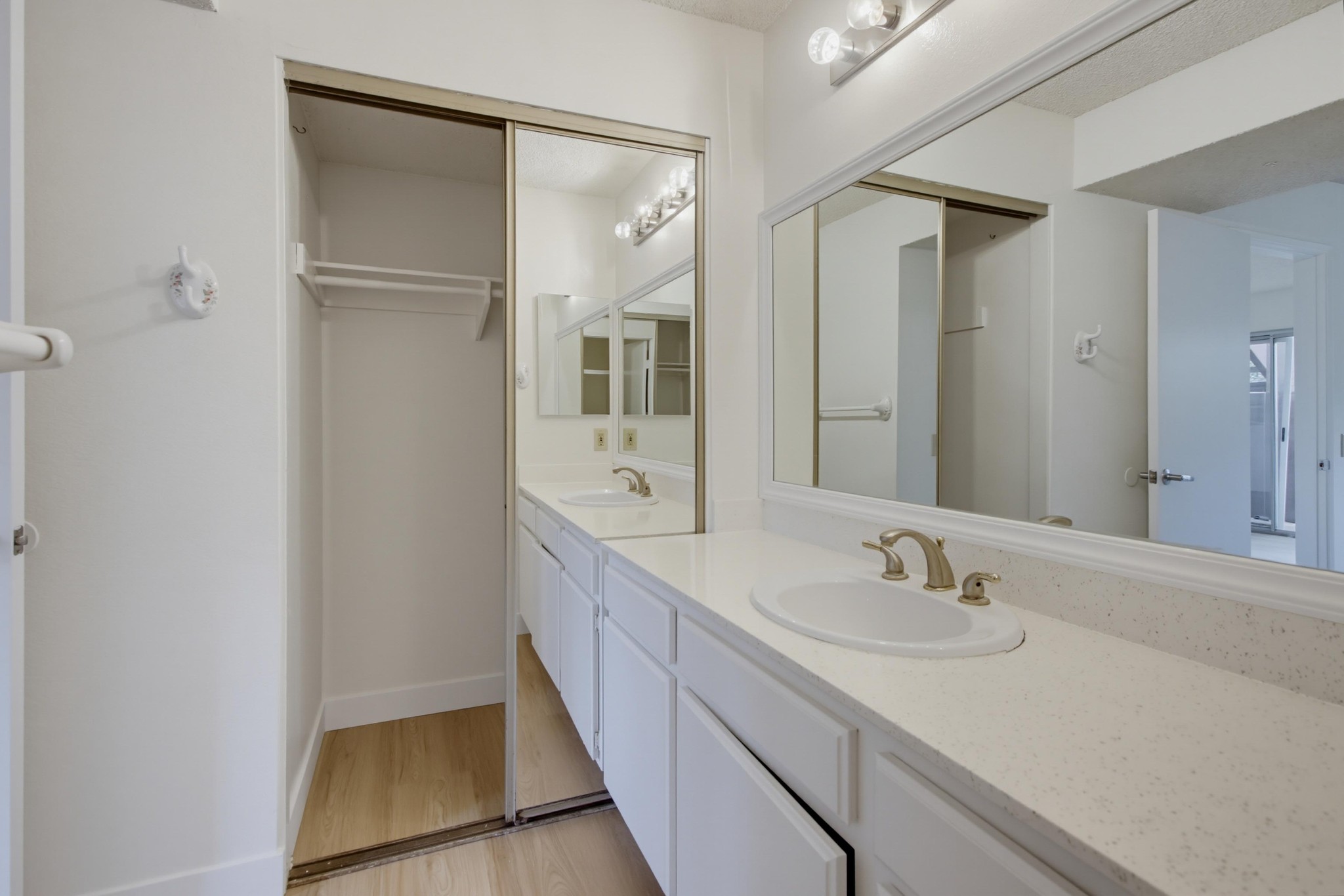 Virtual tour photo 30 of 35 for 4030 Porte La Paz Unit 90