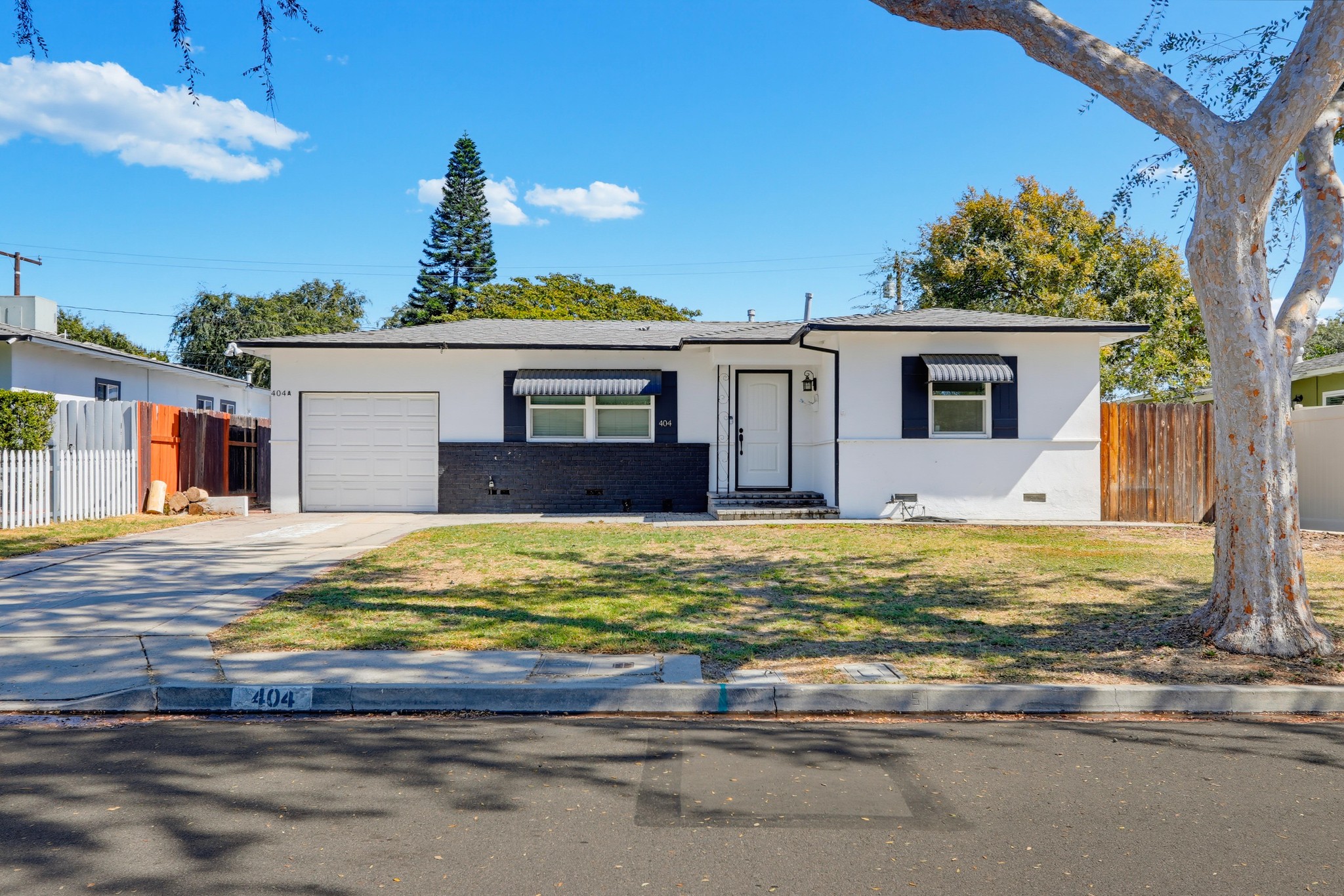 Virtual tour photo 3 of 54 for 404 N Diana Pl