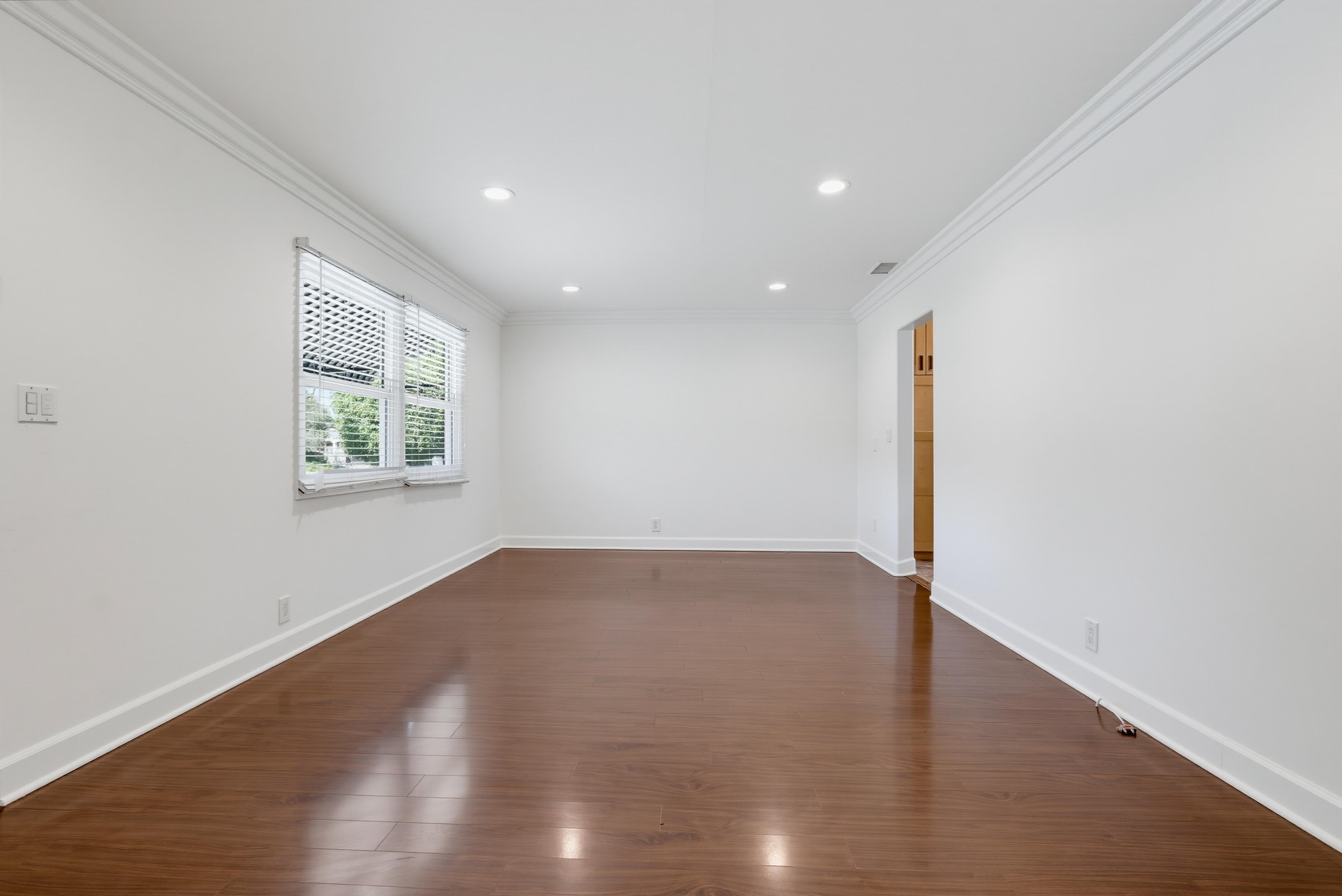 Virtual tour photo 9 of 54 for 404 N Diana Pl