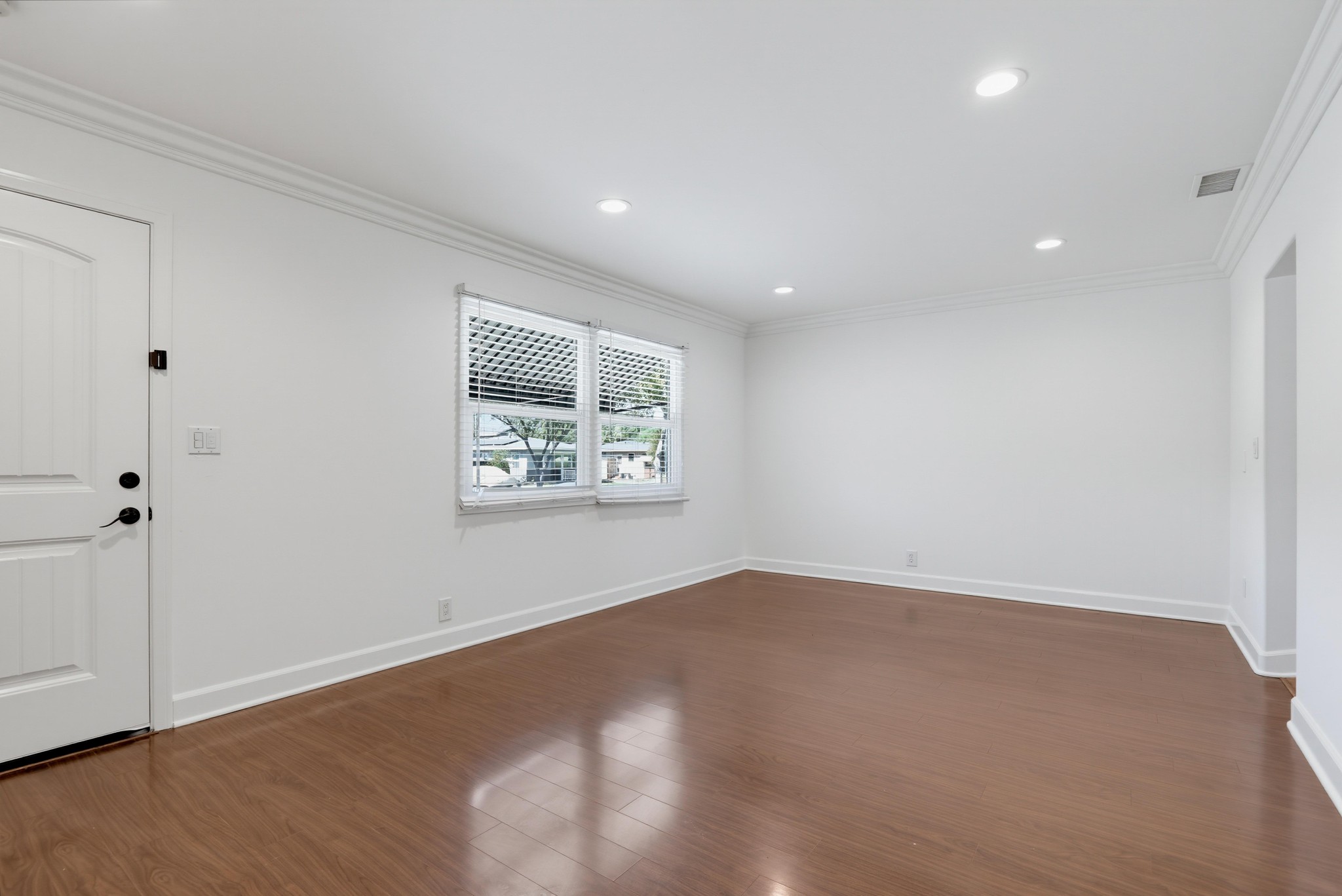 Virtual tour photo 10 of 54 for 404 N Diana Pl
