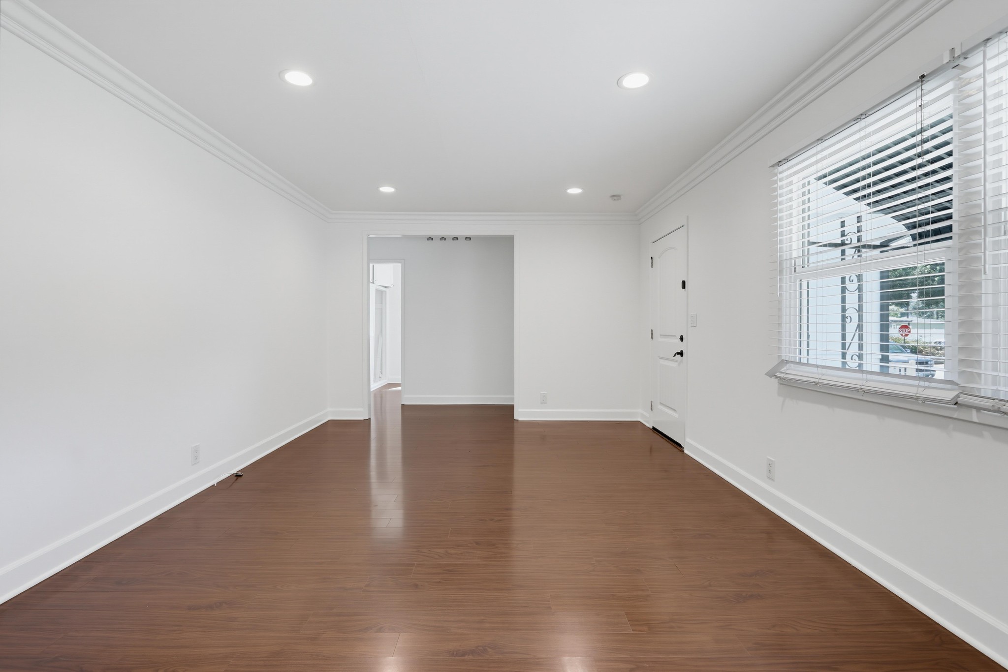 Virtual tour photo 13 of 54 for 404 N Diana Pl