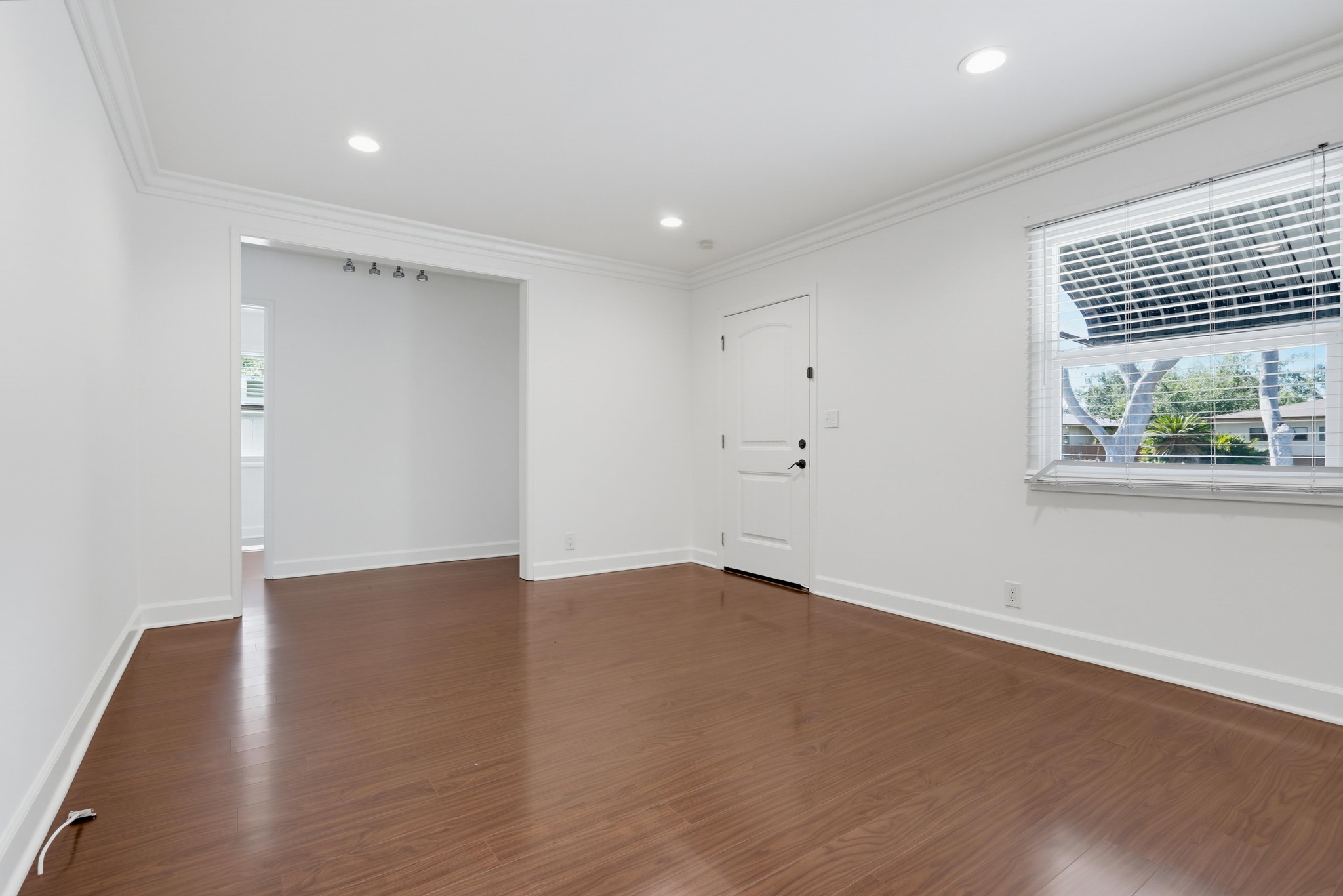 Virtual tour photo 14 of 54 for 404 N Diana Pl