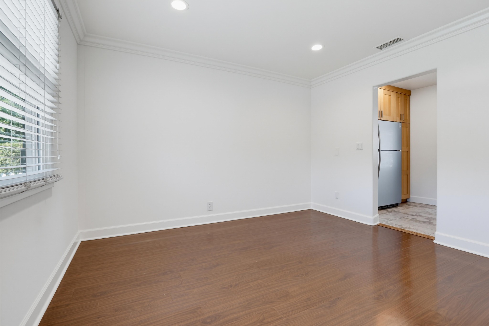 Virtual tour photo 16 of 54 for 404 N Diana Pl