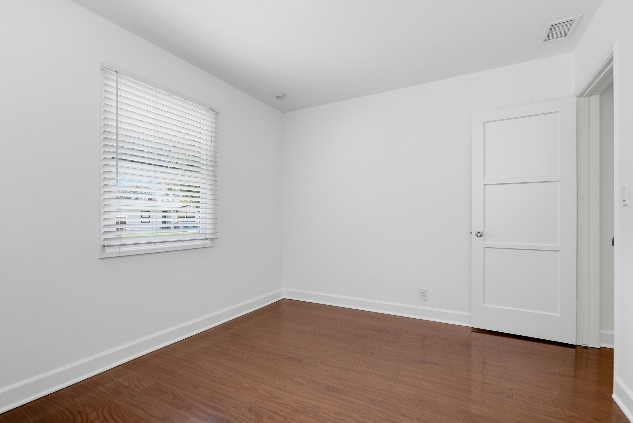 Virtual tour photo 36 of 54 for 404 N Diana Pl