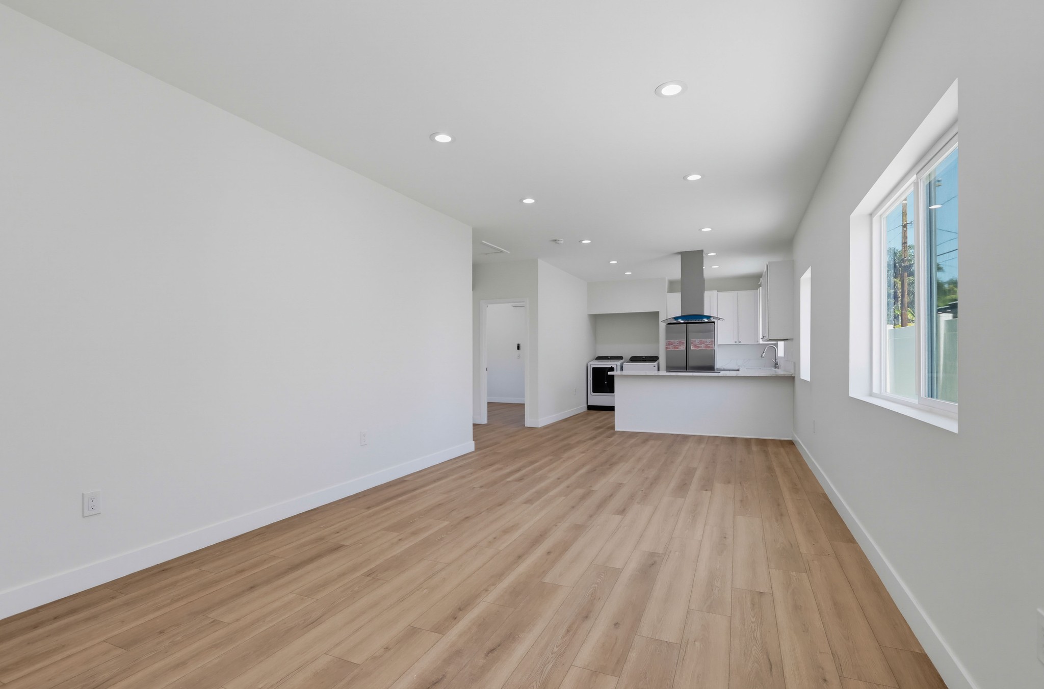 Virtual tour photo 3 of 35 for 404 N Diana Pl