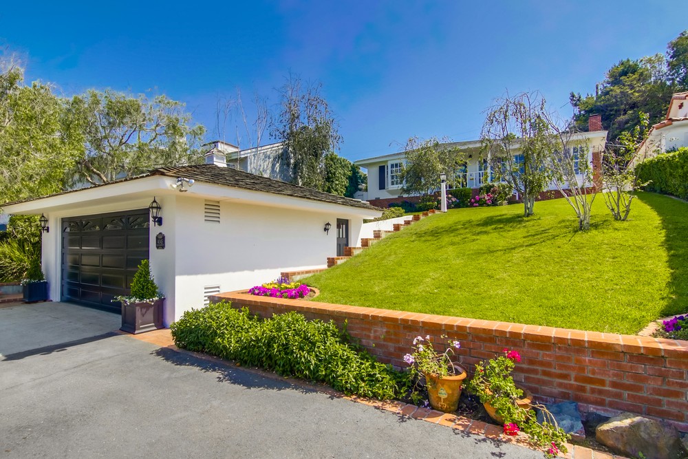 Virtual tour photo 3 of 48 for 4045 Narragansett Ave