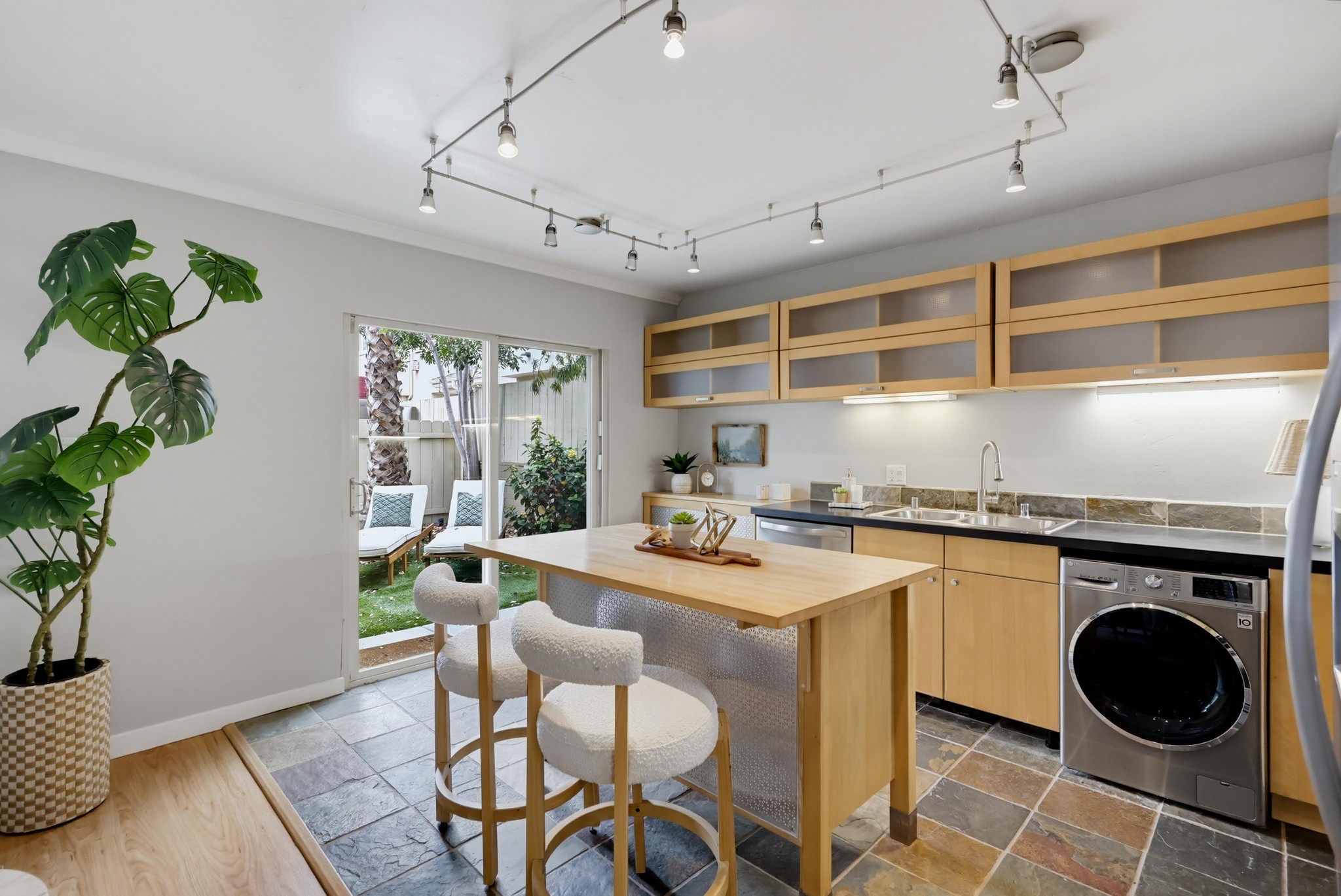 Virtual tour photo 21 of 47 for 4173 Mississippi St #1