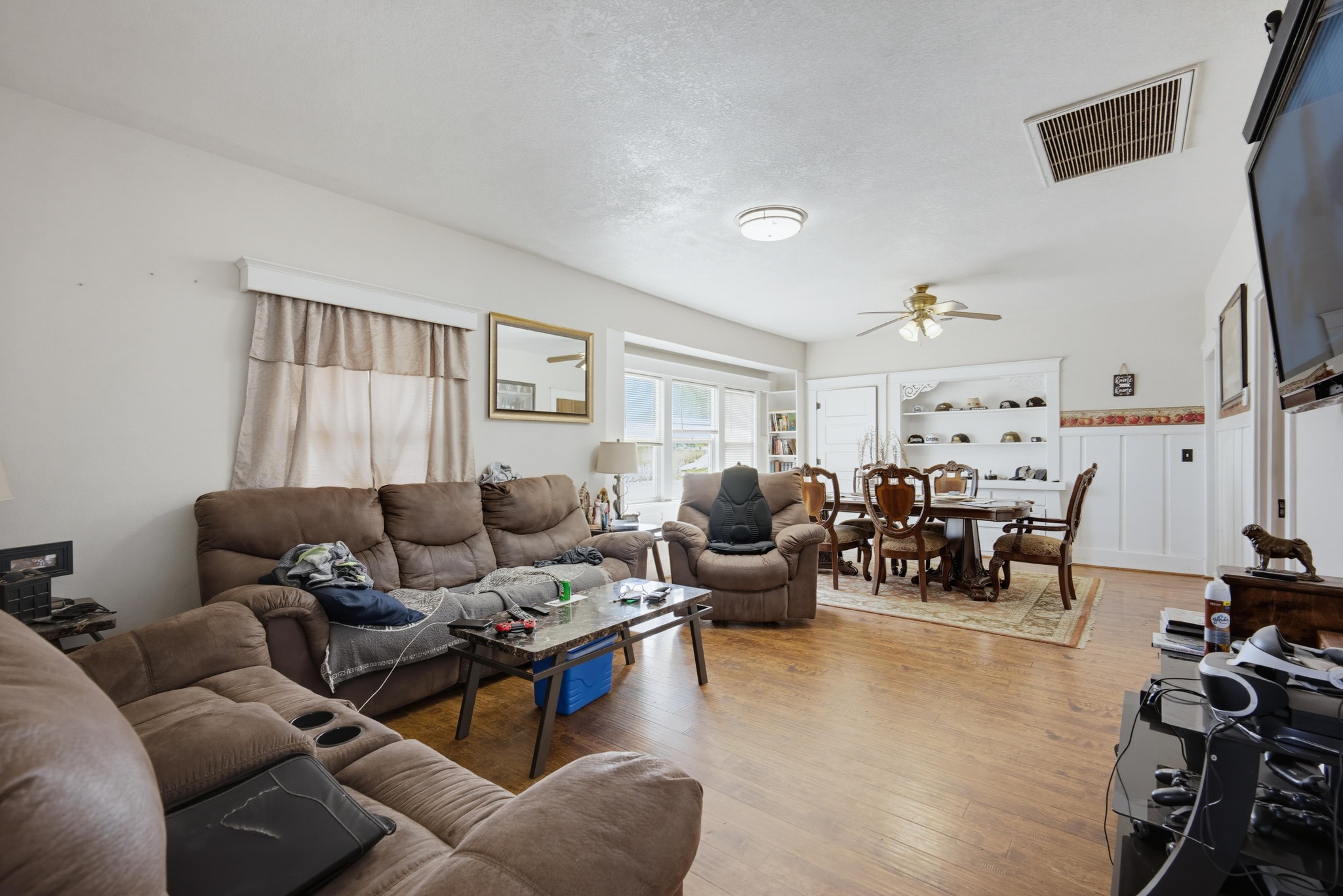 Virtual tour photo 11 of 40 for 42127 Whittier Ave