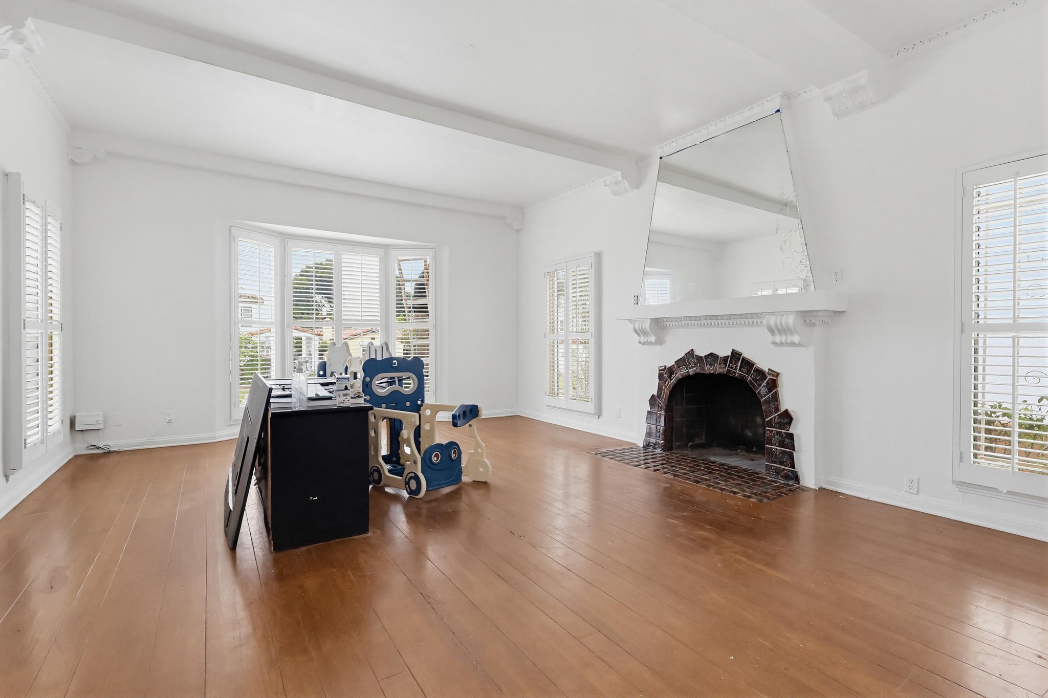 Virtual tour photo 8 of 76 for 4229 Angeles Vista Blvd