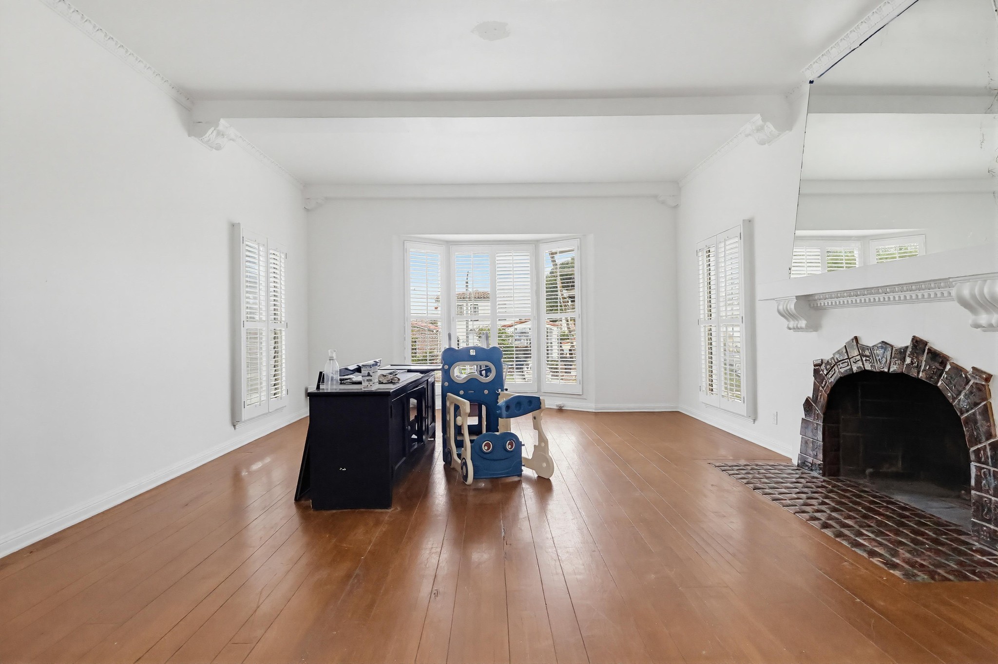 Virtual tour photo 9 of 76 for 4229 Angeles Vista Blvd