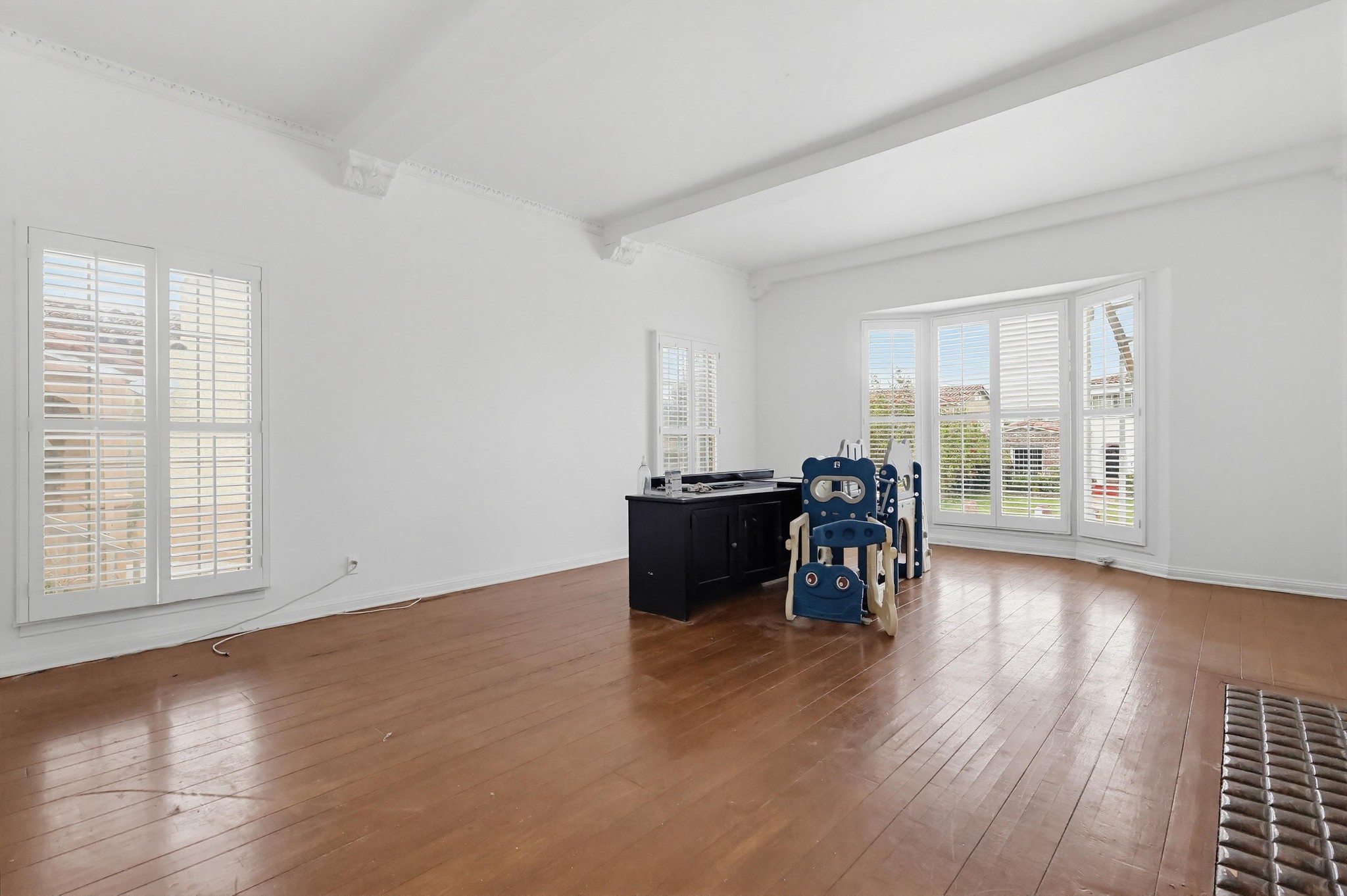 Virtual tour photo 10 of 76 for 4229 Angeles Vista Blvd