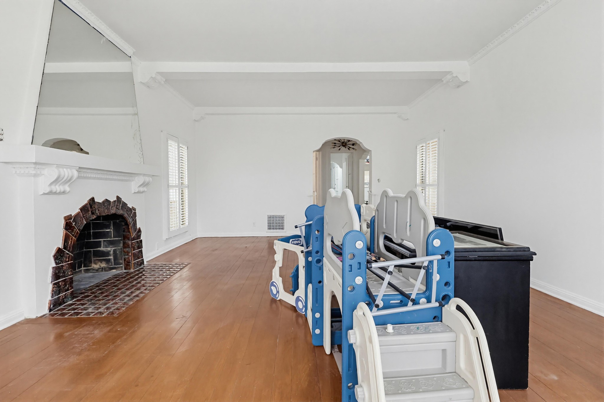 Virtual tour photo 11 of 76 for 4229 Angeles Vista Blvd