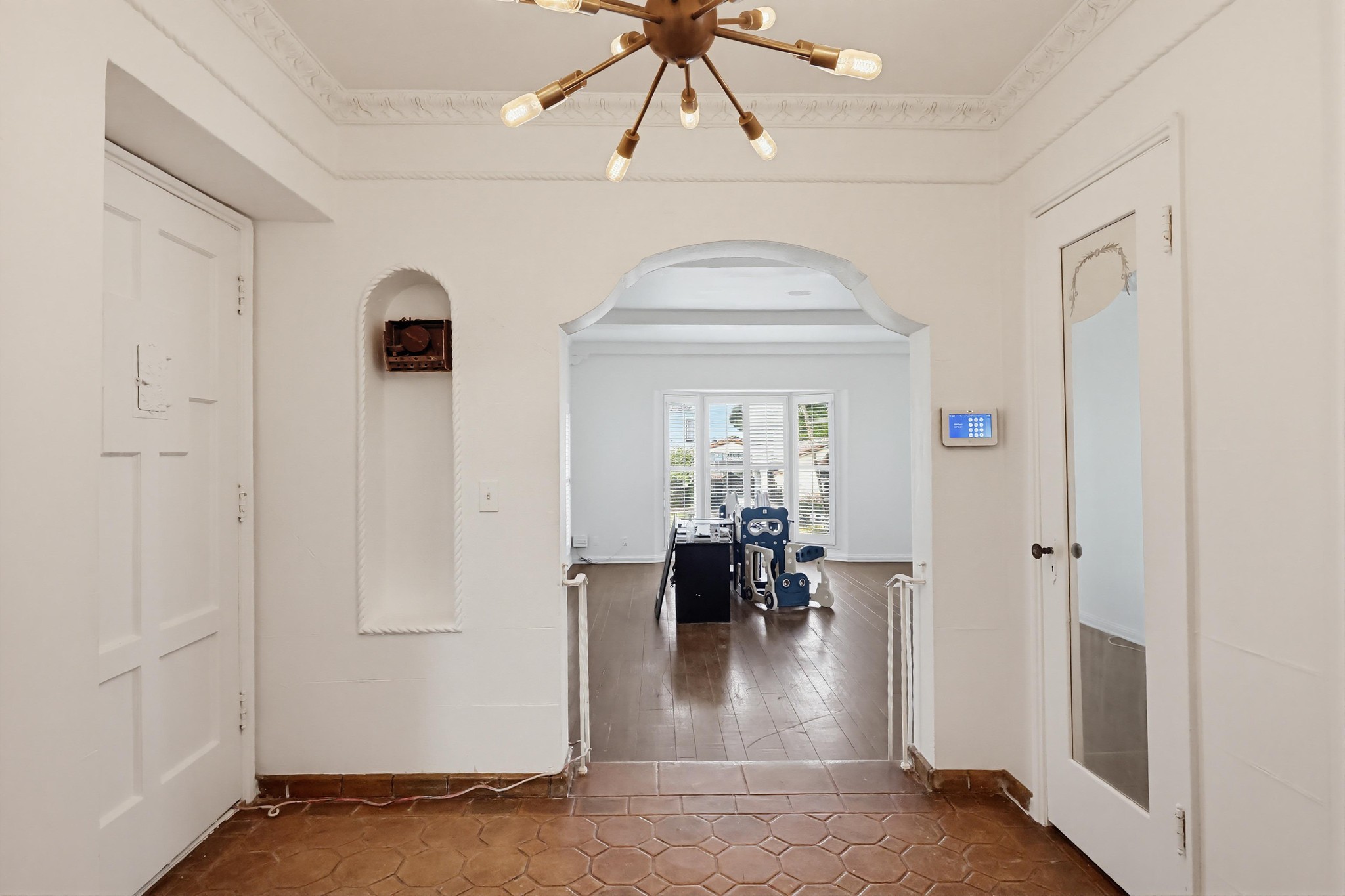 Virtual tour photo 15 of 76 for 4229 Angeles Vista Blvd