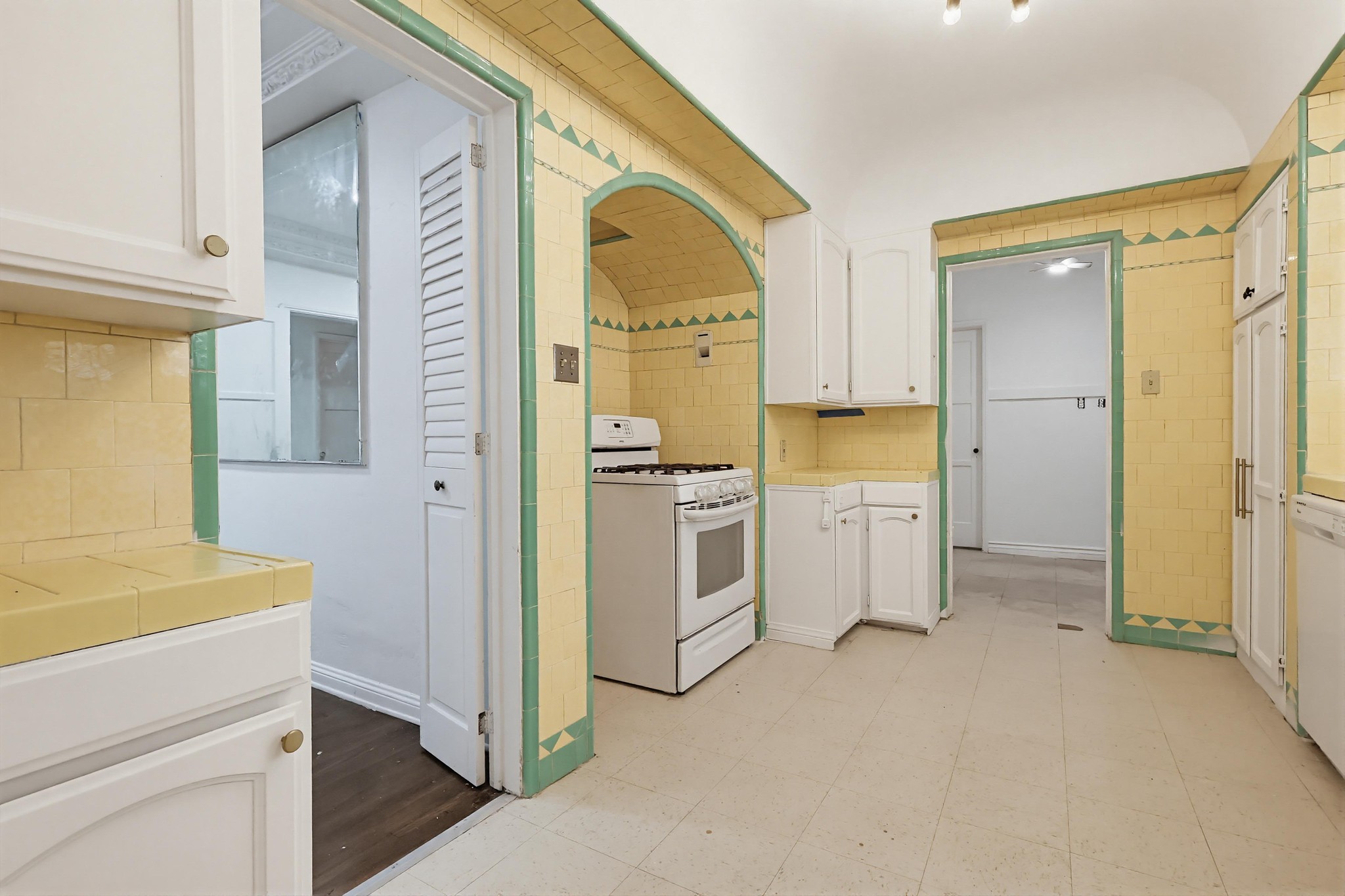 Virtual tour photo 26 of 76 for 4229 Angeles Vista Blvd