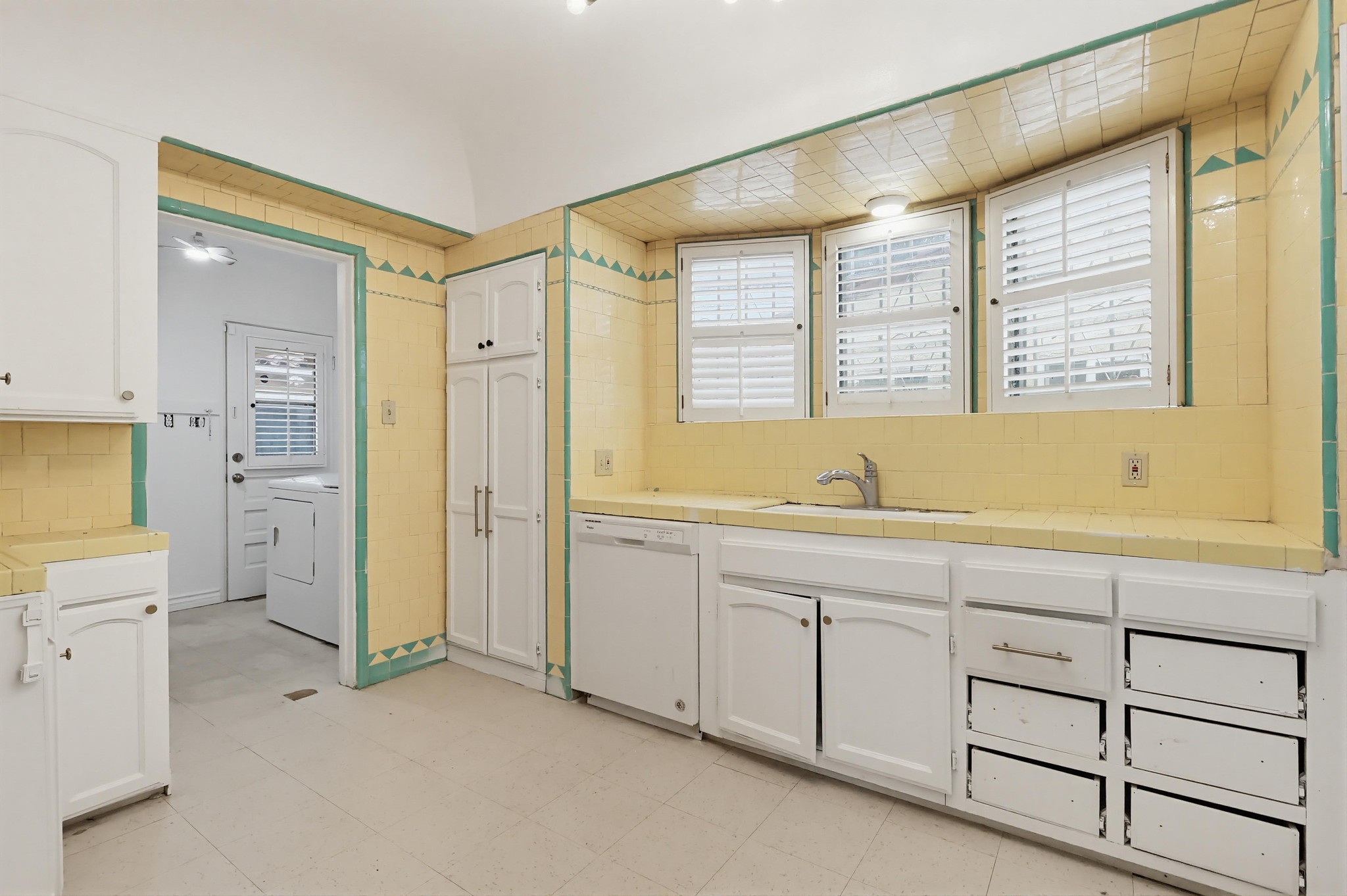 Virtual tour photo 27 of 76 for 4229 Angeles Vista Blvd