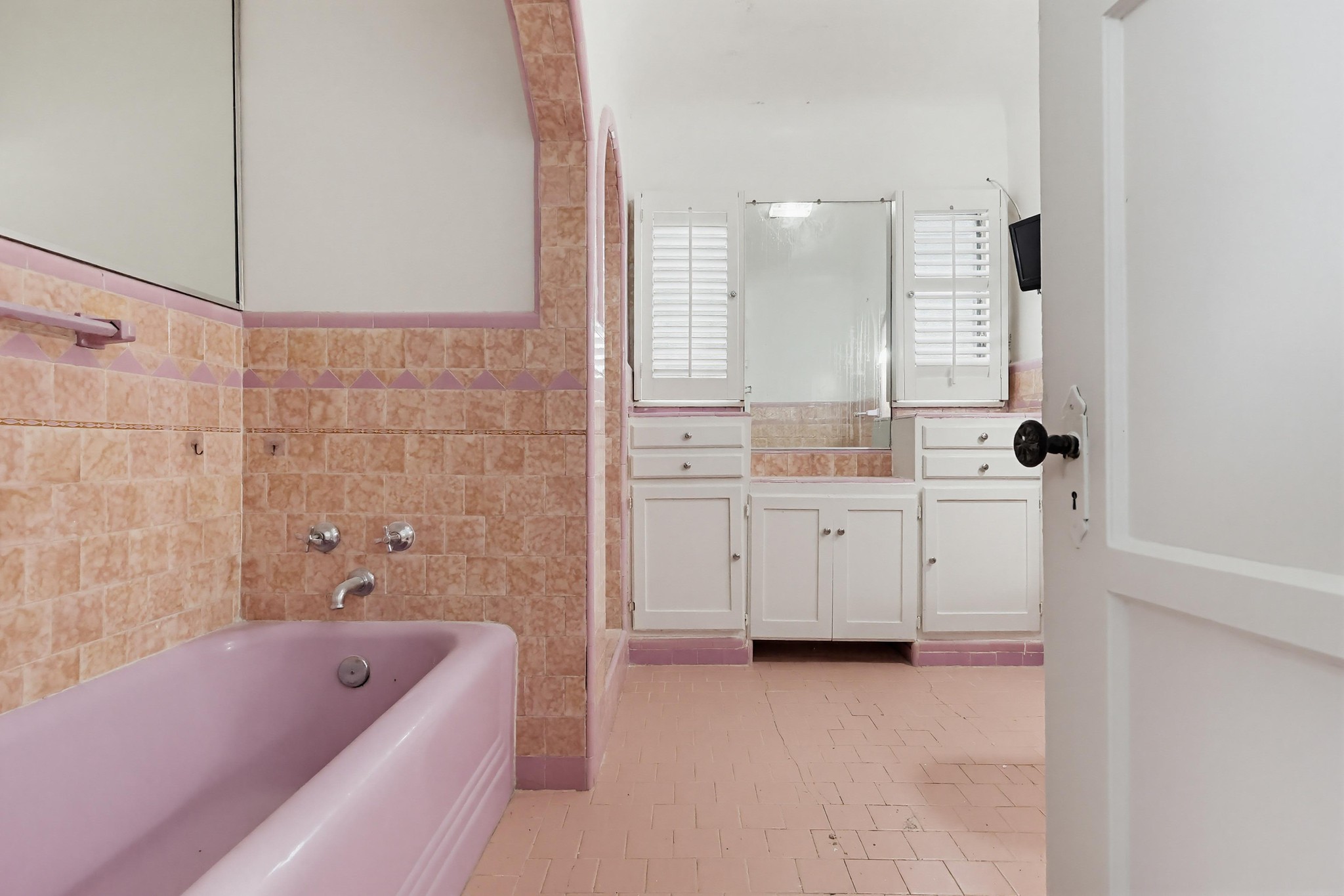 Virtual tour photo 41 of 76 for 4229 Angeles Vista Blvd