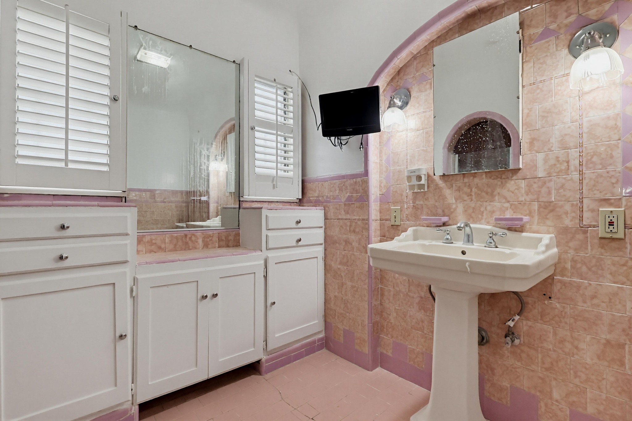 Virtual tour photo 45 of 76 for 4229 Angeles Vista Blvd