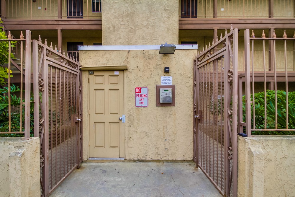 Virtual tour photo 5 of 38 for 4240 Menlo Ave #13