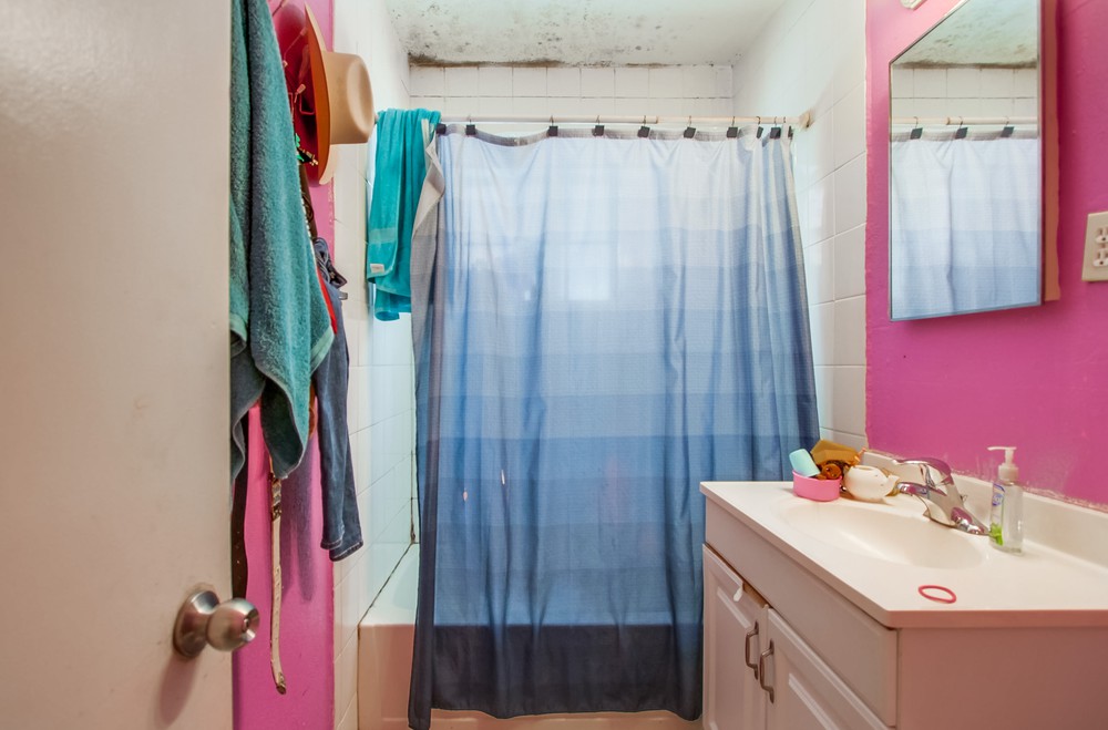 Virtual tour photo 32 of 55 for 4242 Winona Ave