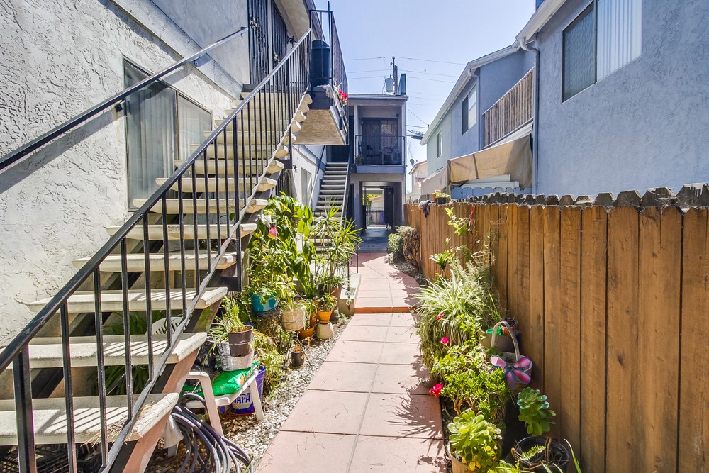 Virtual tour photo 8 of 37 for 4243 Menlo Ave #5
