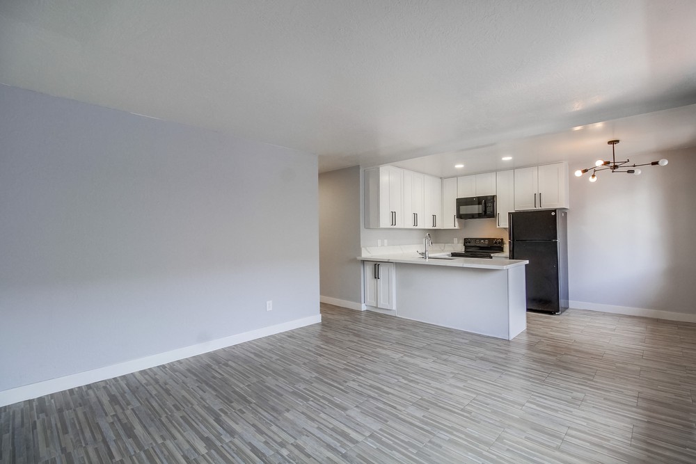 Virtual tour photo 11 of 37 for 4243 Menlo Ave #5