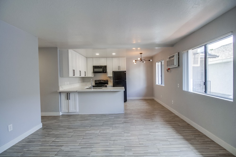 Virtual tour photo 12 of 37 for 4243 Menlo Ave #5
