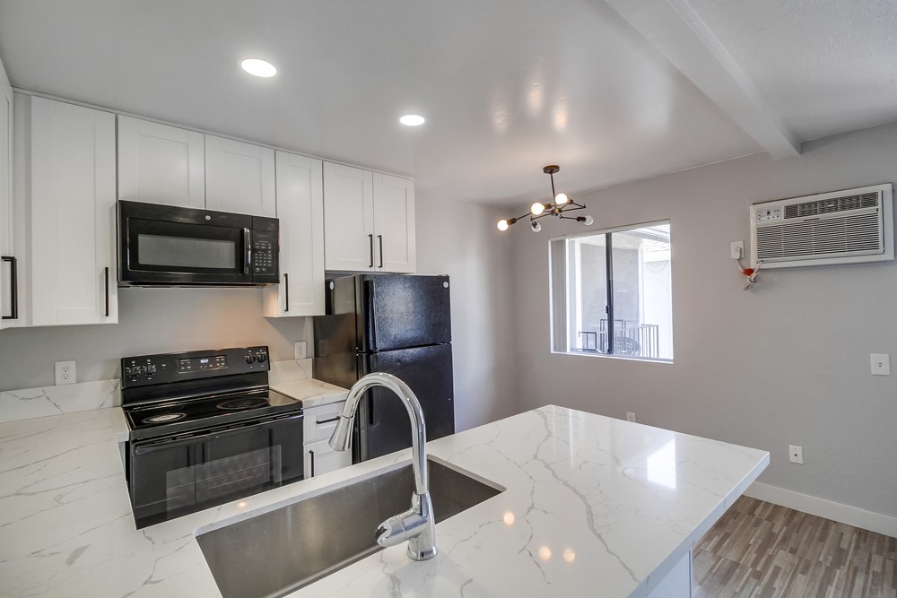 Virtual tour photo 16 of 37 for 4243 Menlo Ave #5