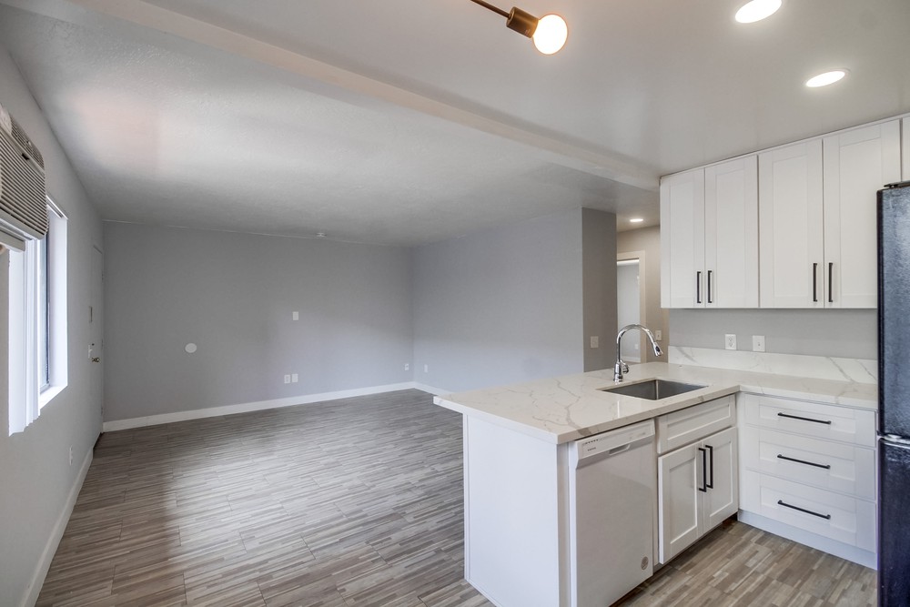 Virtual tour photo 17 of 37 for 4243 Menlo Ave #5