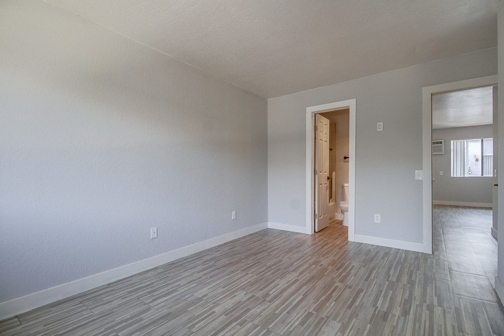 Virtual tour photo 24 of 37 for 4243 Menlo Ave #5
