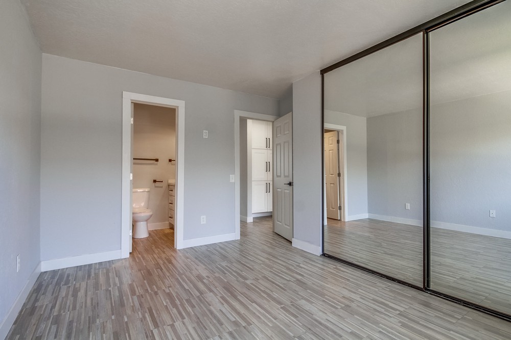 Virtual tour photo 25 of 37 for 4243 Menlo Ave #5