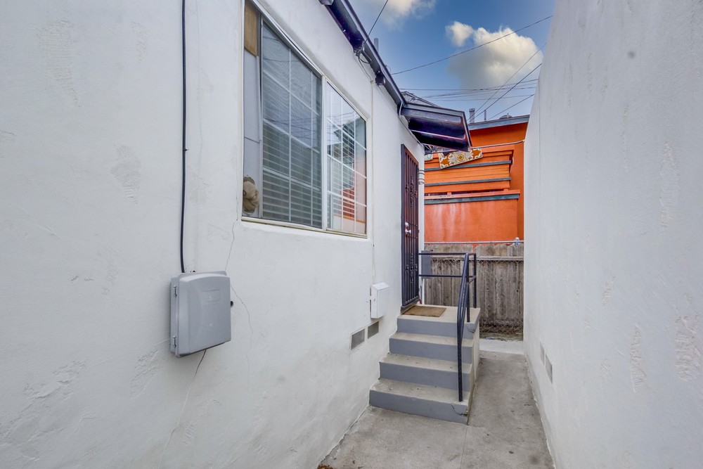 Virtual tour photo 32 of 36 for 4244 1/2 Chamoune Ave #4067