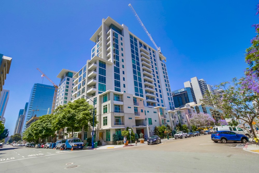 Virtual tour photo 1 of 35 for 425 W Beech St #956