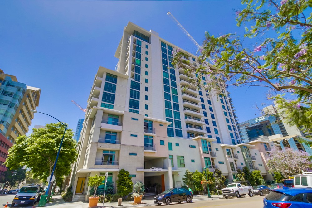 Virtual tour photo 3 of 35 for 425 W Beech St #956