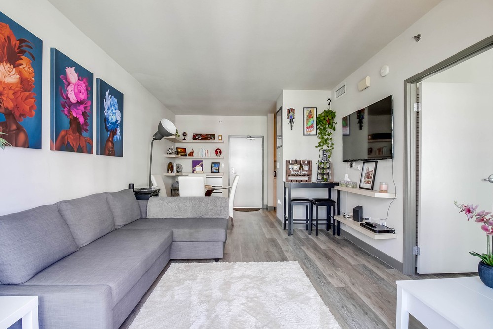 Virtual tour photo 16 of 44 for 425 W Beech St UNIT 1107