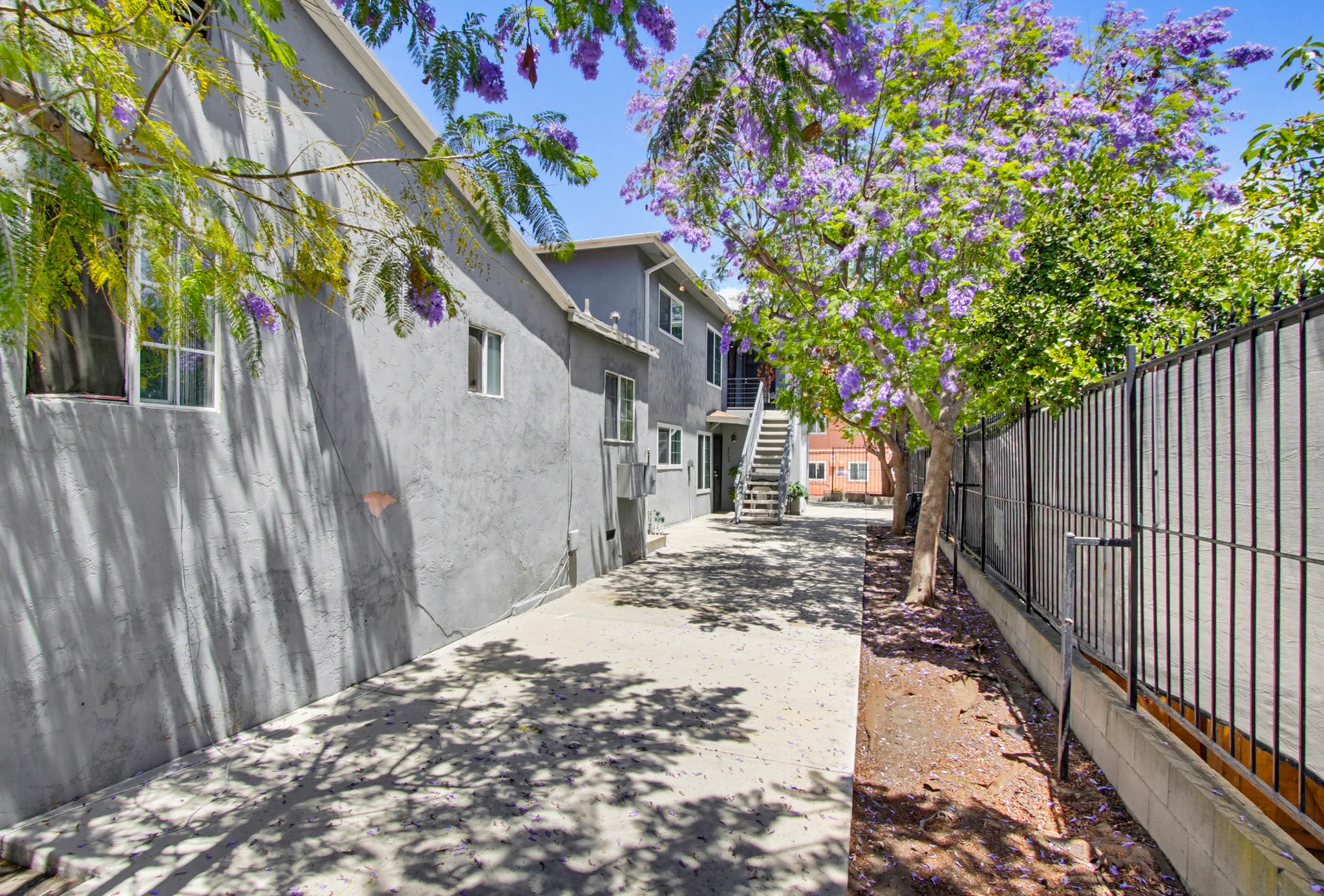 Virtual tour photo 5 of 52 for 4251-55 Altadena Ave.