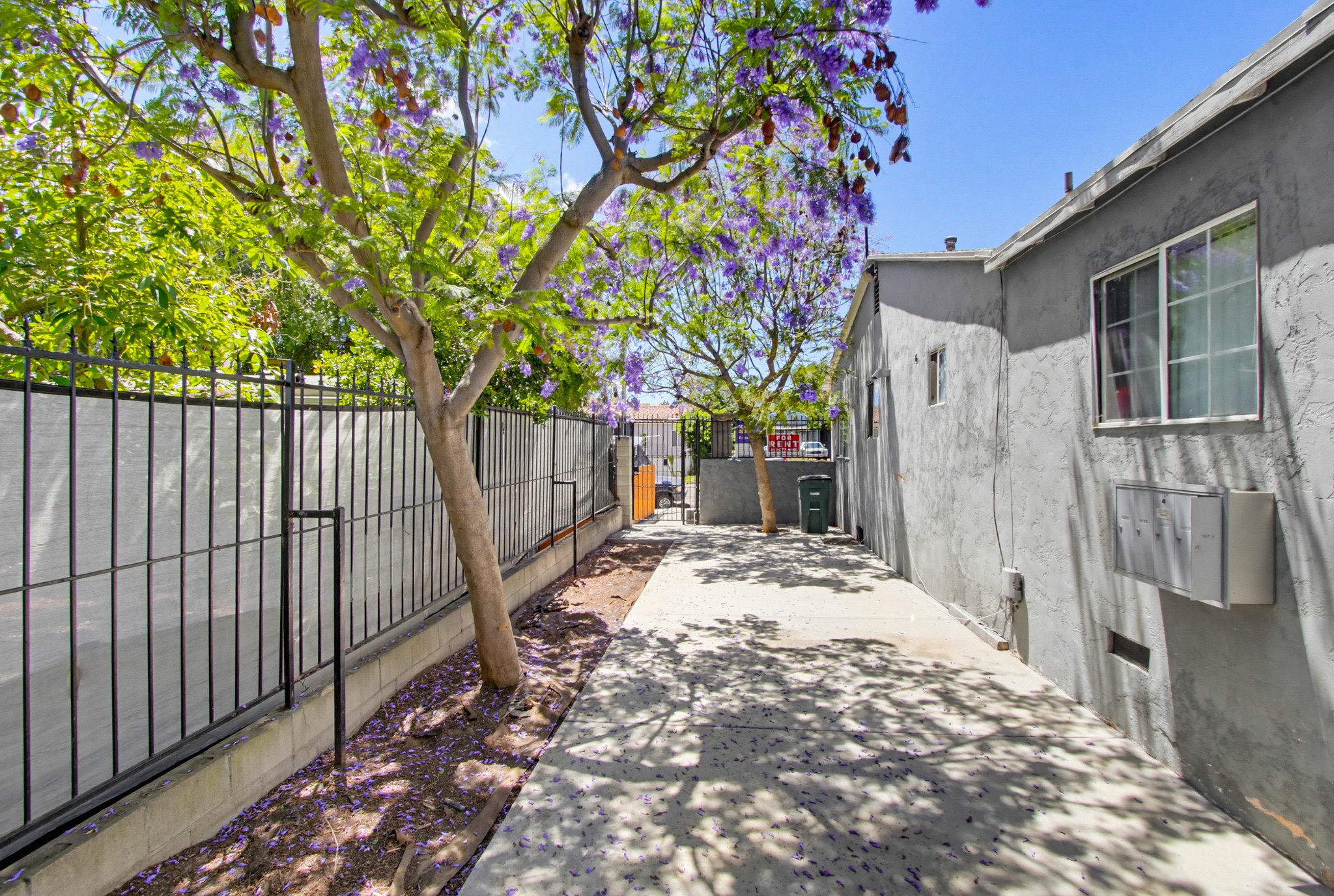 Virtual tour photo 7 of 52 for 4251-55 Altadena Ave.