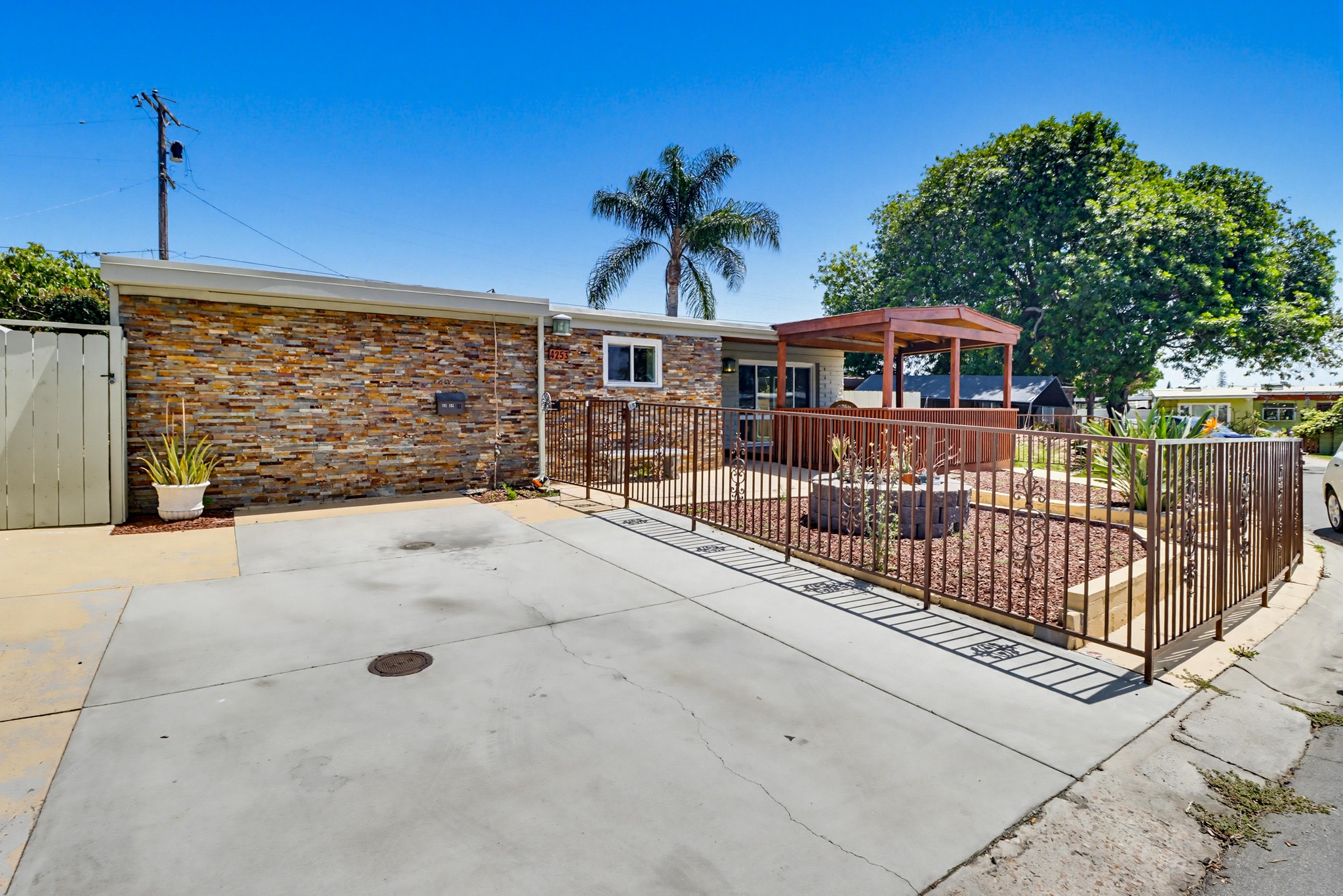 Virtual tour photo 3 of 47 for 4253 View Pl