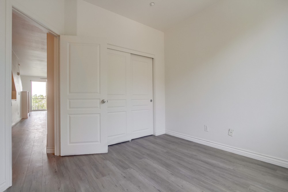 Virtual tour photo 30 of 57 for 4300 Newton Ave UNIT 81