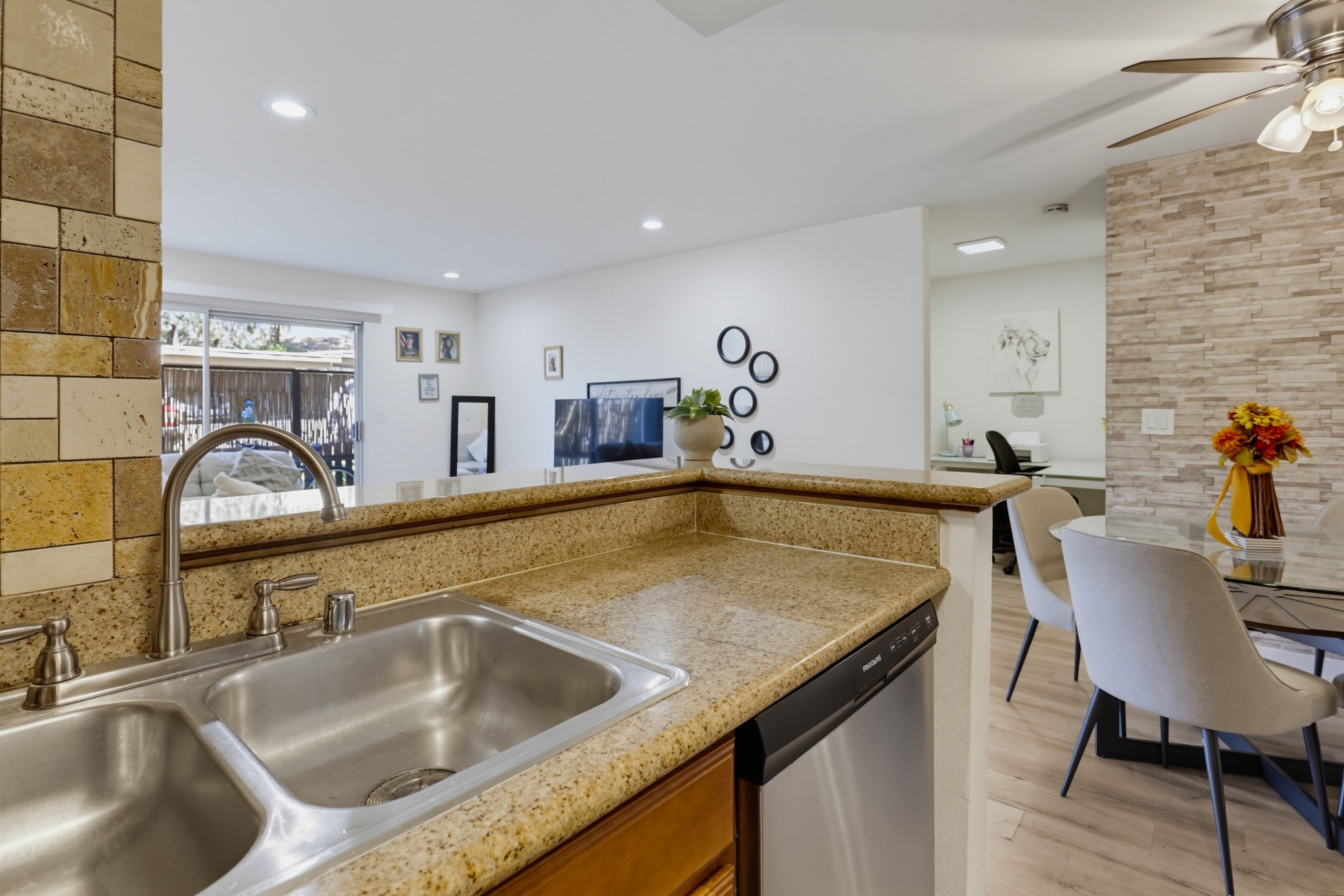 Virtual tour photo 16 of 33 for 432 Edgehill Ln #3