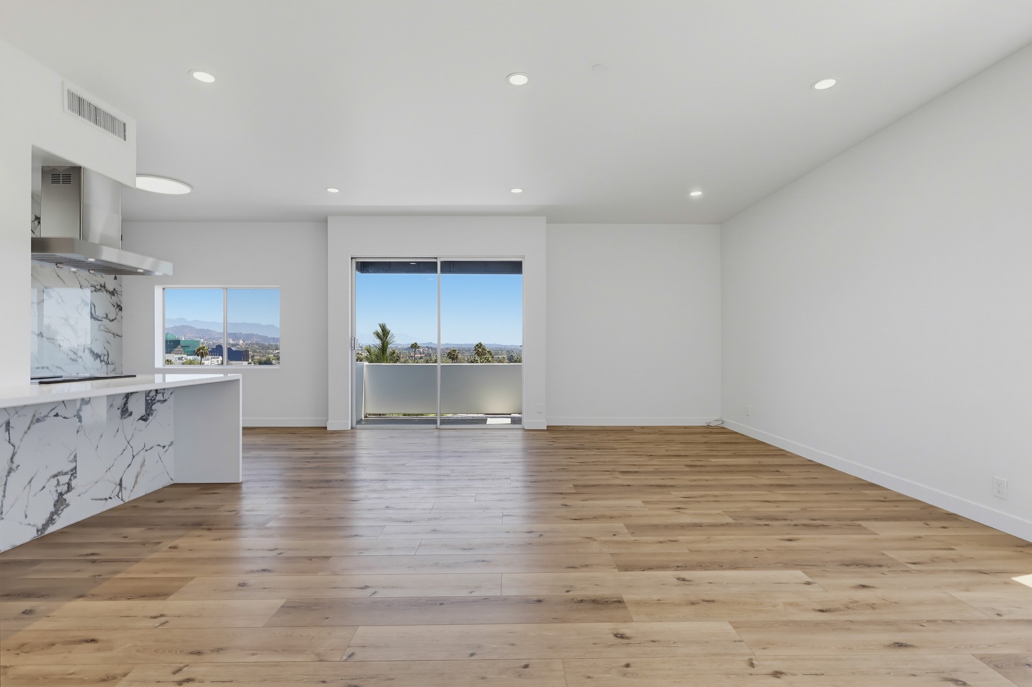 Virtual tour photo 4 of 78 for 435 N Oakhurst Dr #1002