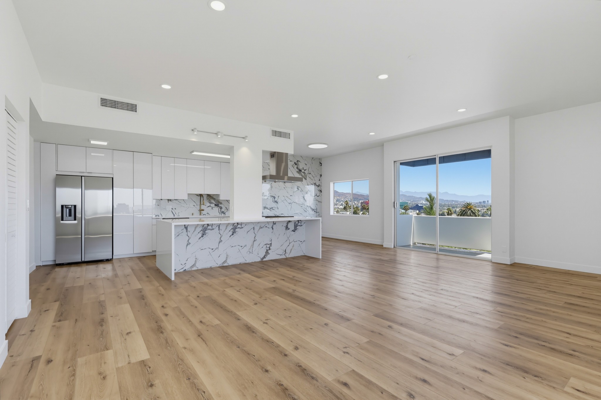 Virtual tour photo 5 of 78 for 435 N Oakhurst Dr #1002