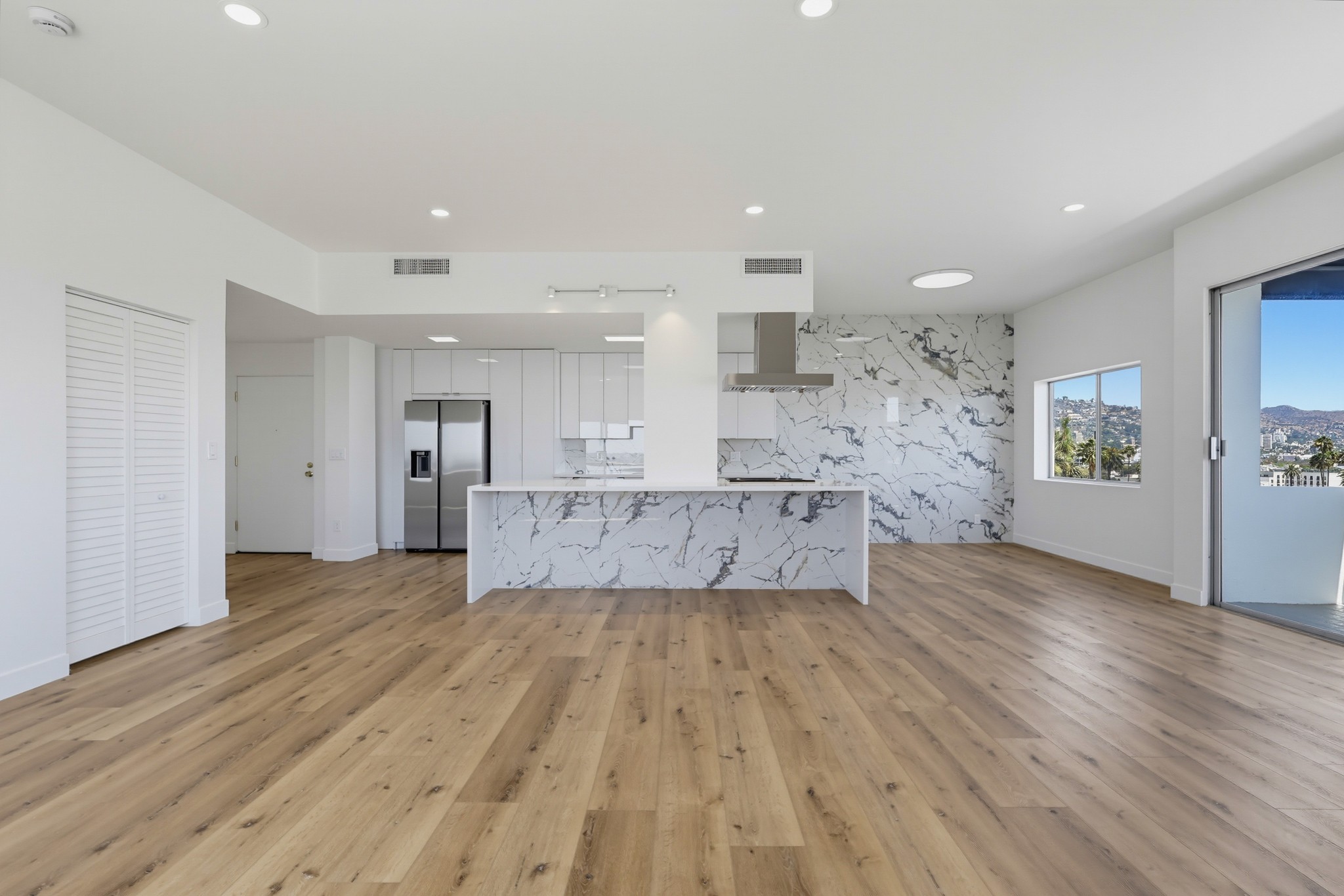 Virtual tour photo 9 of 78 for 435 N Oakhurst Dr #1002